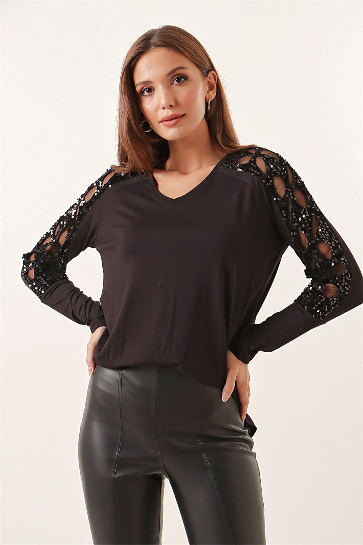 V Yaka Kolları Lazerli Pullu Rahat Kesim Likralı Bluz Siyah