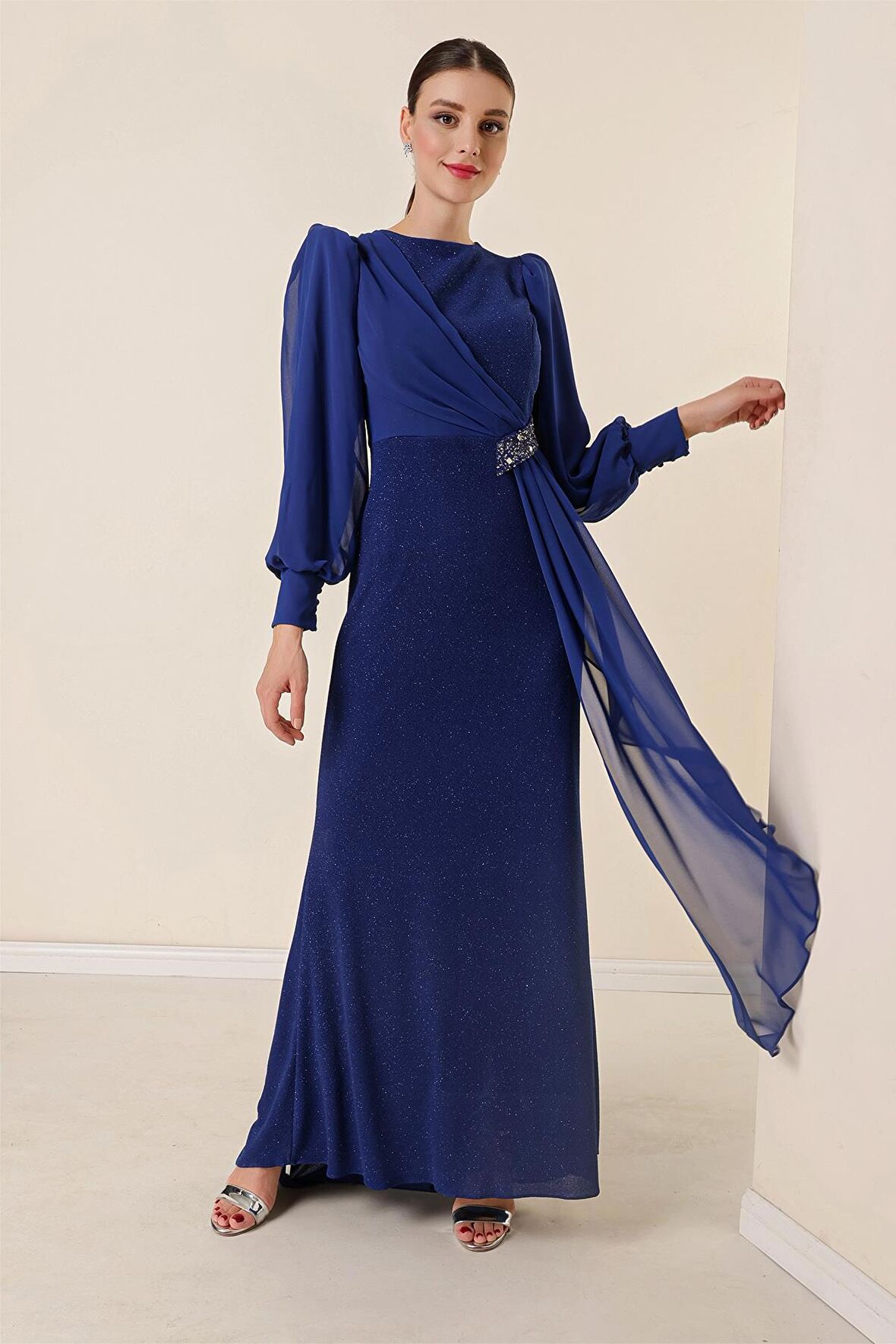 Beli Taş Aksesuarlı Likralı Şifon Detaylı Astarlı Uzun Simli Geniş Beden Aralıklı Elbise Saks