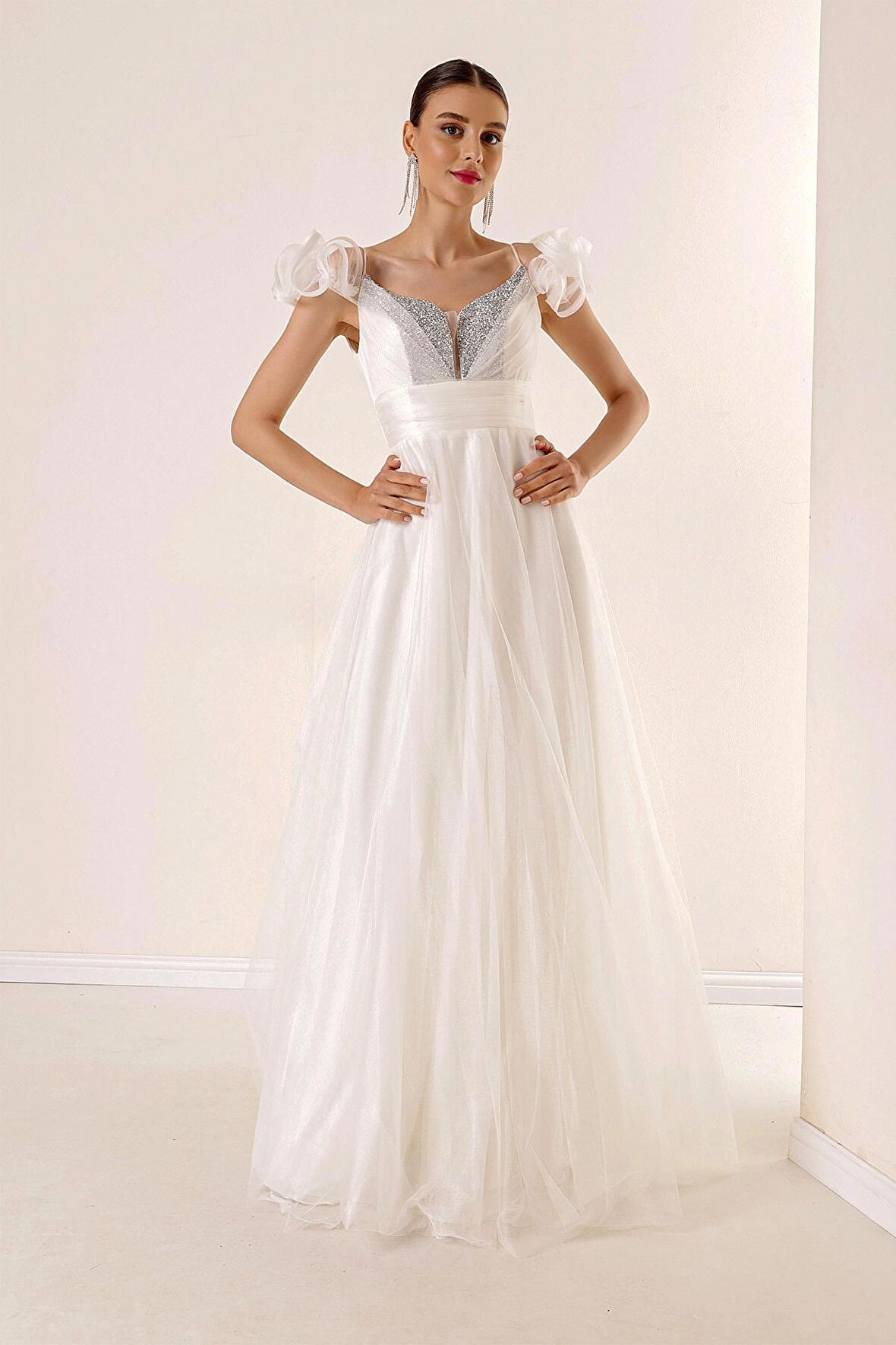 Ön Arka V Yaka İp Askılı Düşük Kollu Önü Taş Detaylı Astarlı Uzun Tül Elbise Krem