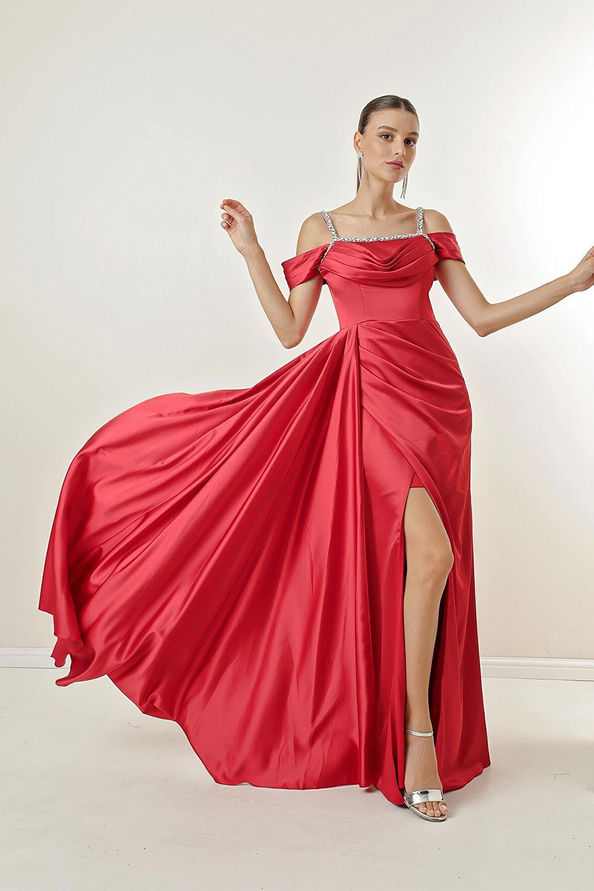 Taş Detaylı İnce Askılı Düşük Kol Astarlı Uzun Saten Elbise