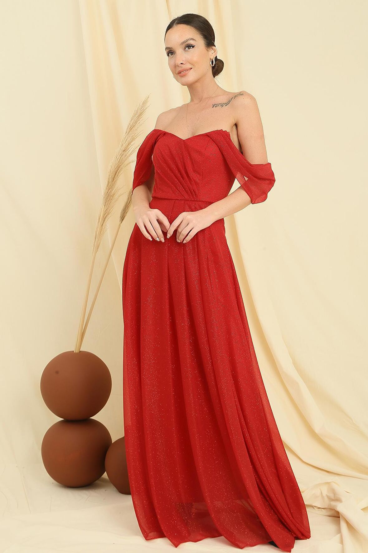 Düşük Kollu Astarlı Eteği Piliseli Simli Uzun Tül Elbise