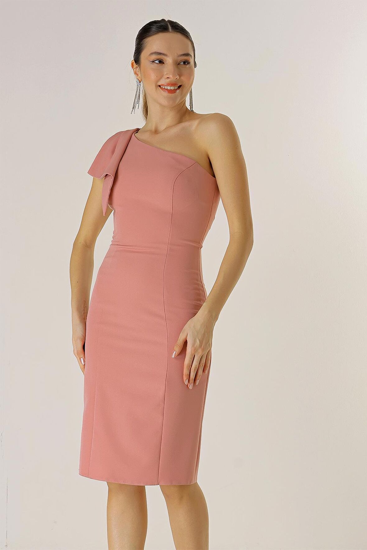 Tek Omuzu Fiyonklu Astarlı Kısa Krep Elbise