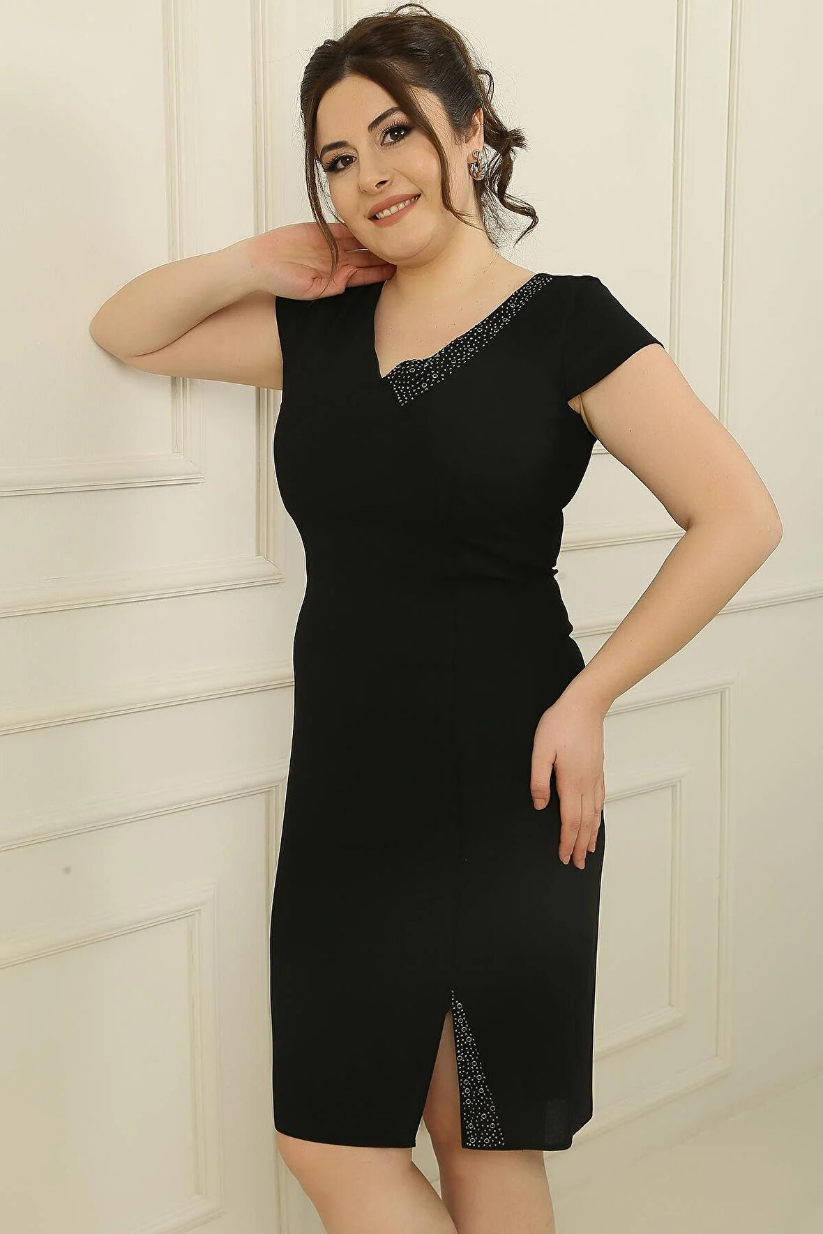 Ön Arka V Yaka Astarlı Yarım Ay Kollu Taş Boncuk Detaylı Büyük Beden Elbise