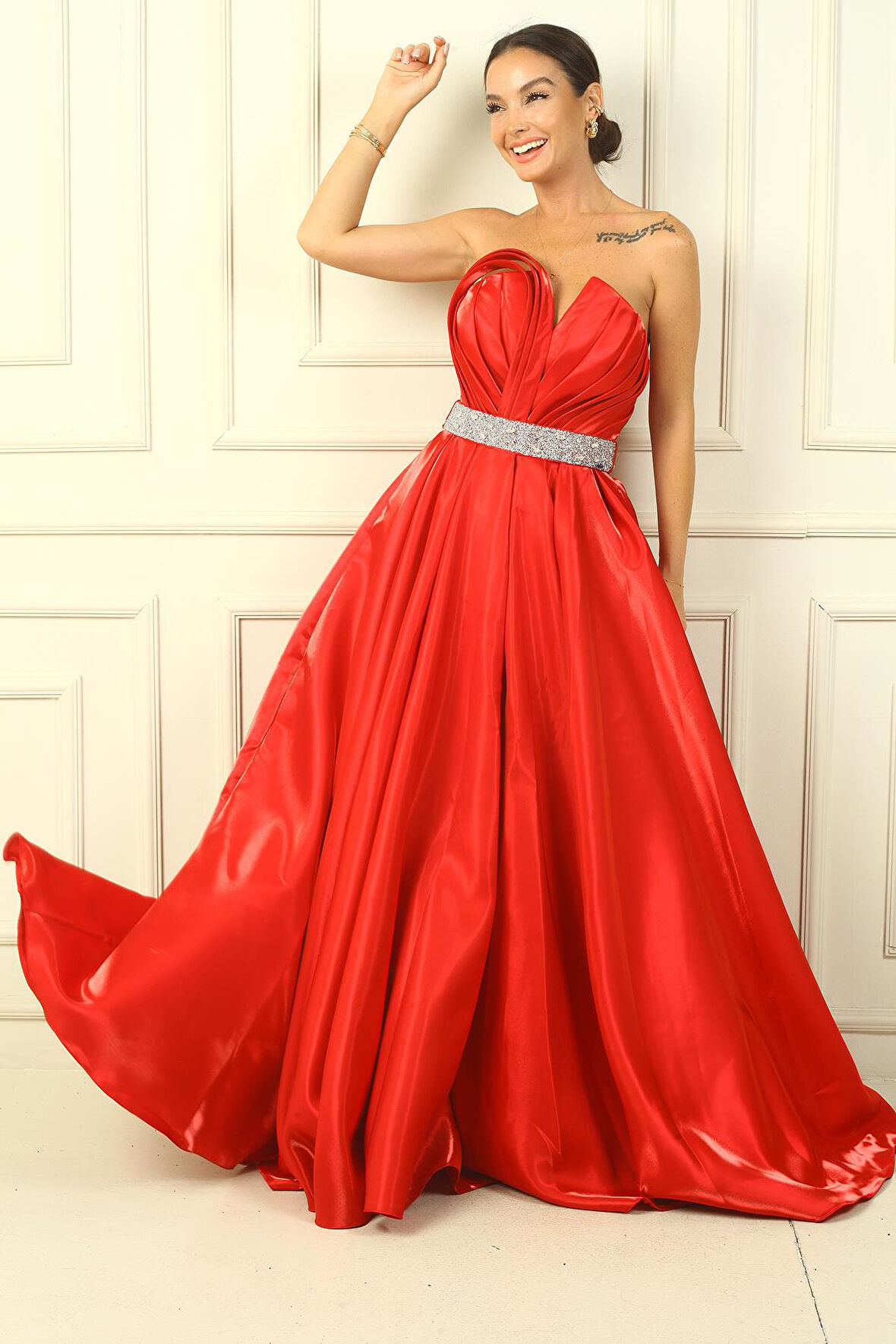 Kadın Straplez Arkadan Bağcıklı Kemeri Taşlı Astarlı Pileli Saten Tam Daire Kloş Elbise