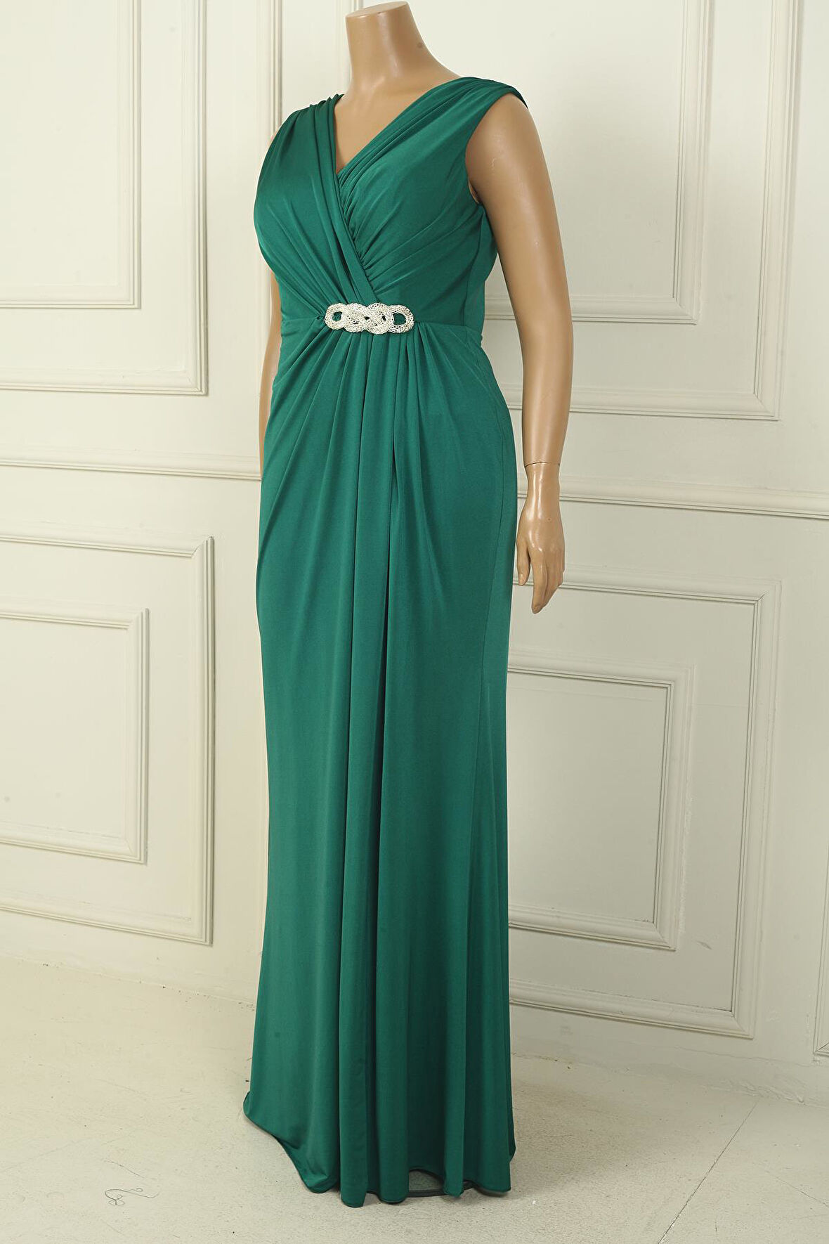 Kadın V Yaka Beli Tokalı Drapeli Astarlı Önü Yırtmaçlı Likralı Sandy Büyük Beden Uzun Elbise