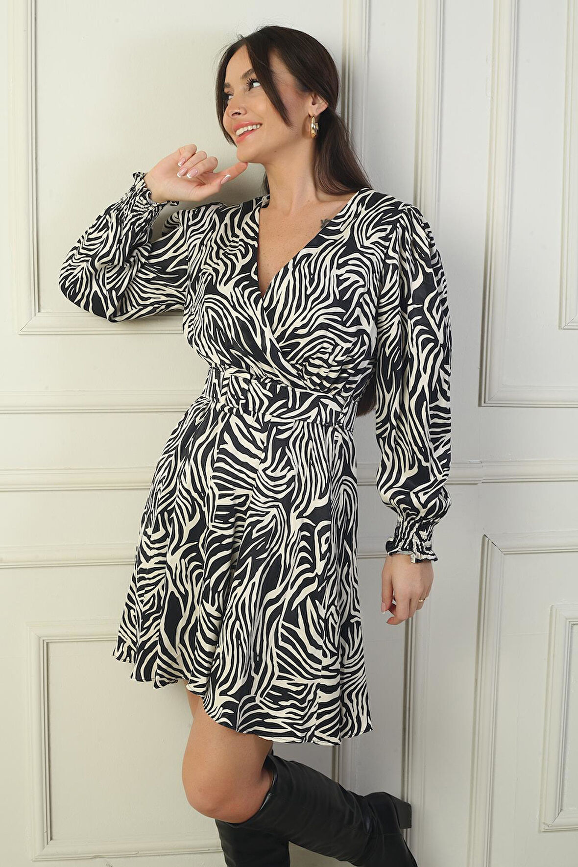 Kadın Kruvaze Yaka Beli Kemerli Astarlı Zebra Desen Kısa Saten Elbise