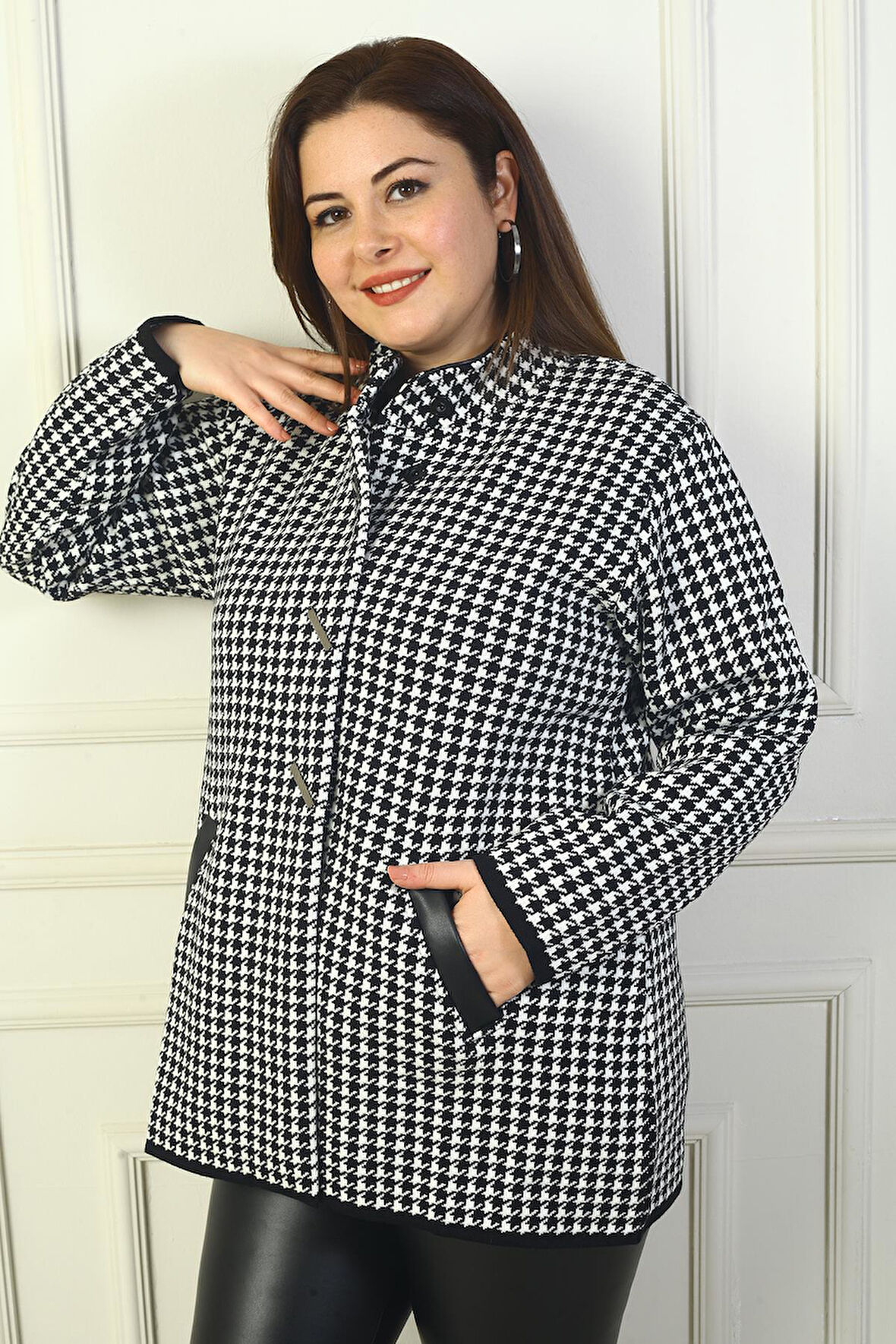 Kadın Önü Çıtçıtlı Cepleri Deri Detaylı Kazayağı Büyük Beden Akrilik Hırka