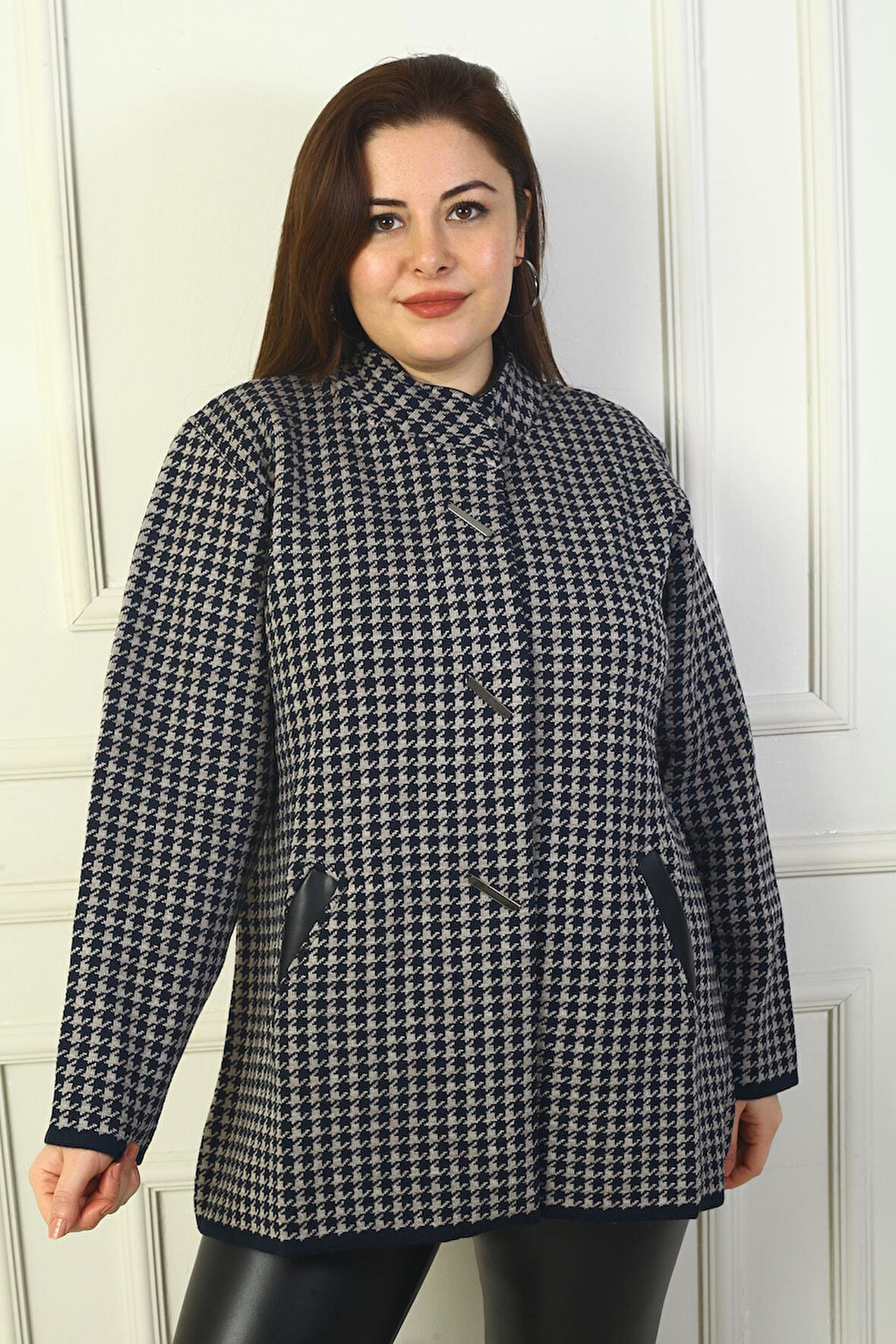 Kadın Önü Çıtçıtlı Cepleri Deri Detaylı Kazayağı Büyük Beden Akrilik Hırka