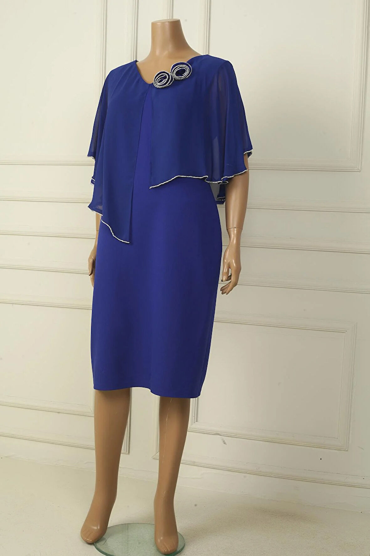 Kadın Ön Arka V Yaka Üstü Şifon Taş Detaylı Güllü Büyük Beden Krep Kısa Elbise