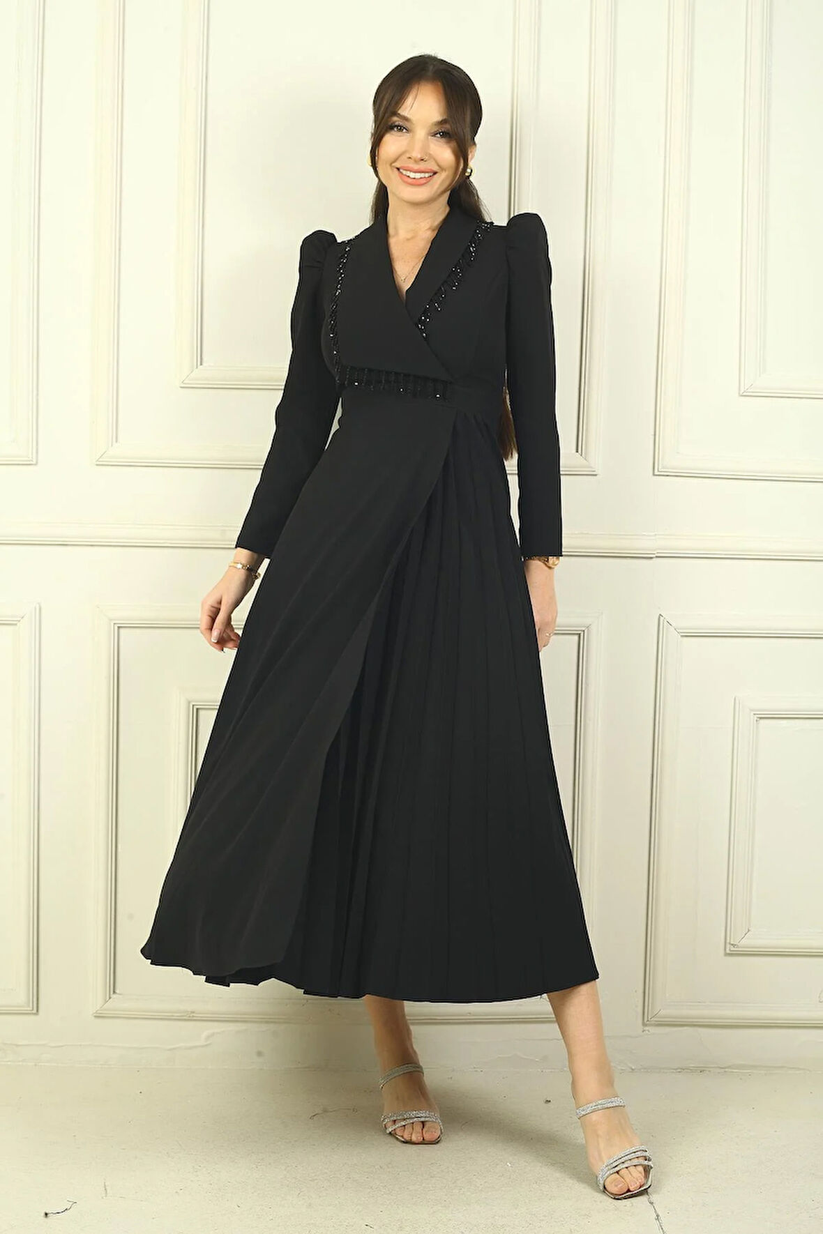 Kadın Boncuk Detaylı Kruvaze Yaka Pileli Kapaklı Geniş Beden Aralıklı Uzun Elbise