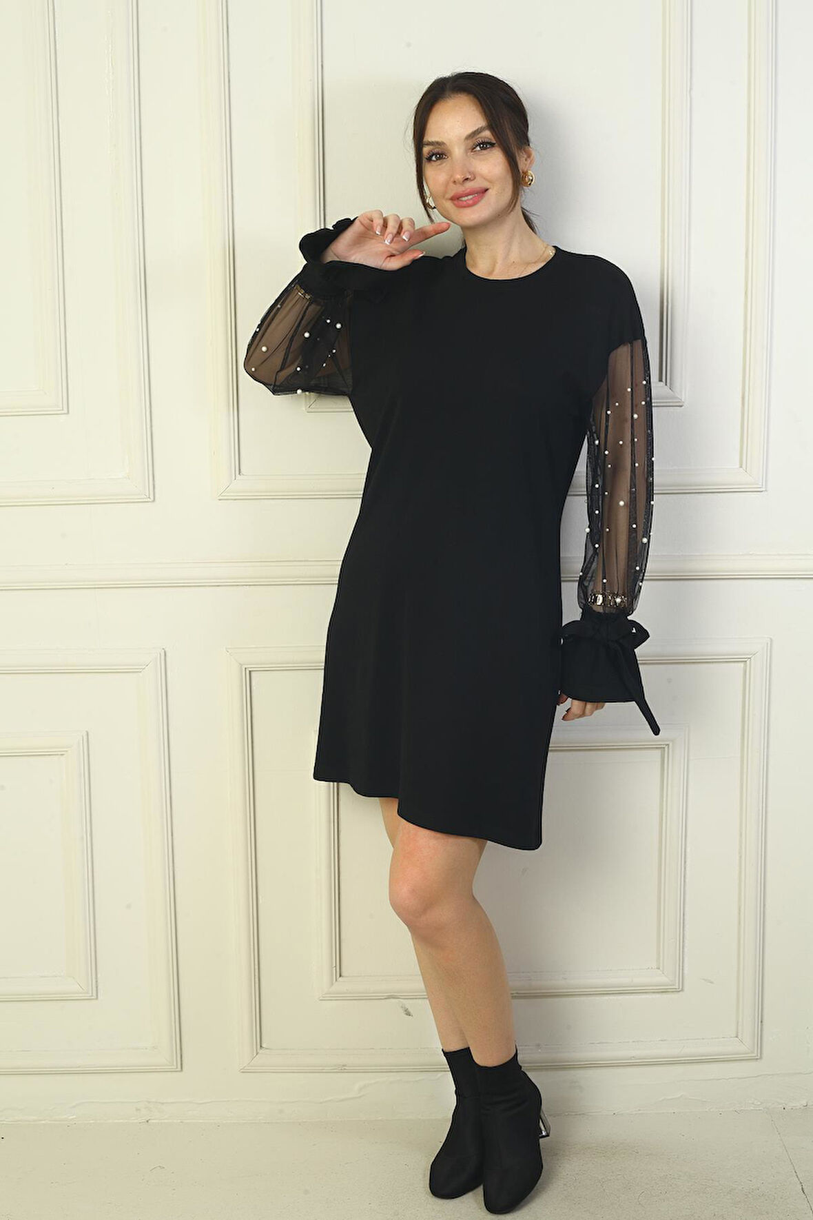 Kadın Yuvarlak Yaka İnci Detaylı Tül Kollu Kısa Elbise