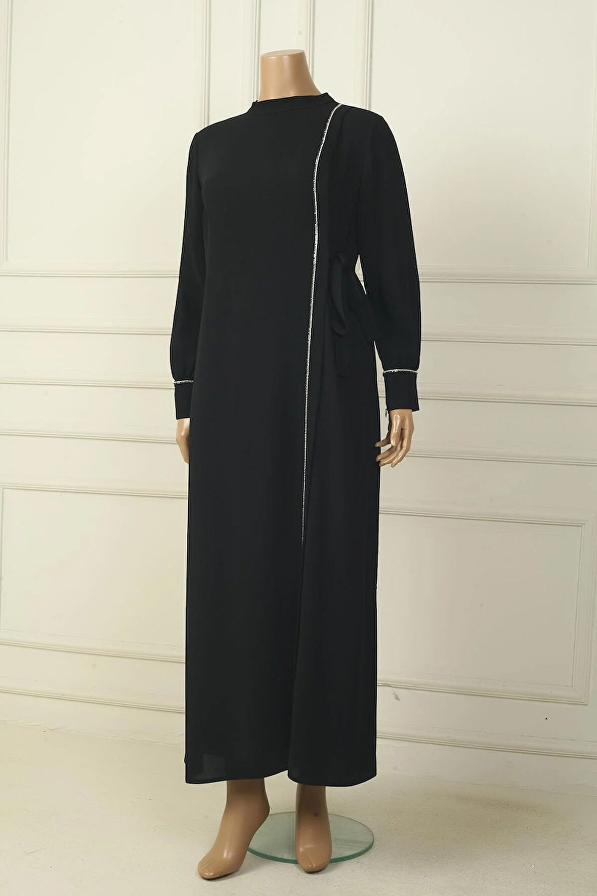 Kadın Kol Uçları Fermuarlı Taş Detaylı Yandan Bağlamalı Büyük Beden Uzun Krep Elbise