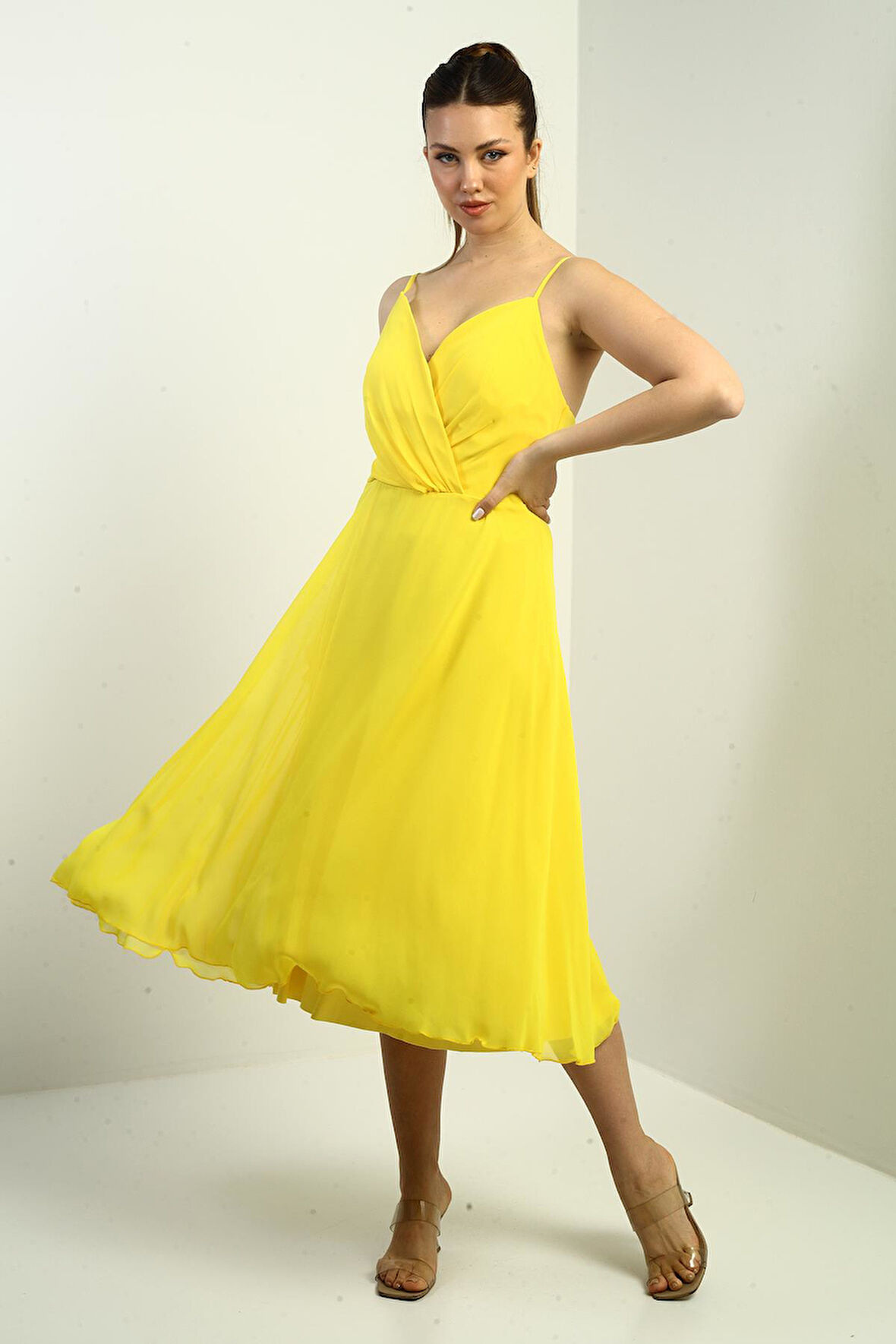 Kadın İp Askılı Kruvaze Yaka Astarlı Arkası Bağcıklı Kloş Şifon Elbise