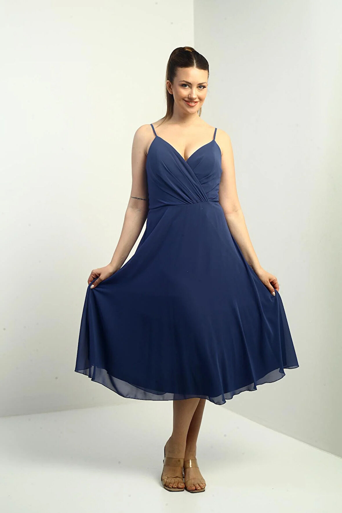 Kadın İp Askılı Kruvaze Yaka Astarlı Arkası Bağcıklı Kloş Şifon Elbise