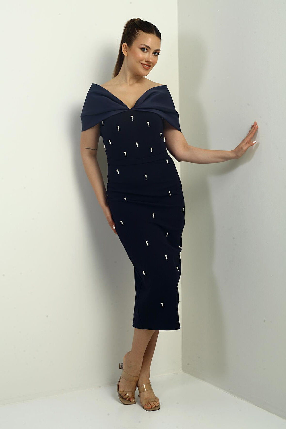 Kadın Tafta Madonna Yaka Önü İnci Detaylı Astarlı Abiye Elbise