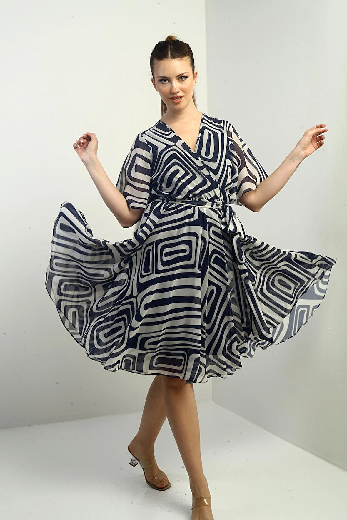 Kadın Kruvaze Yaka Beli Kuşaklı Astarlı Geometrik Desen Şifon Elbise