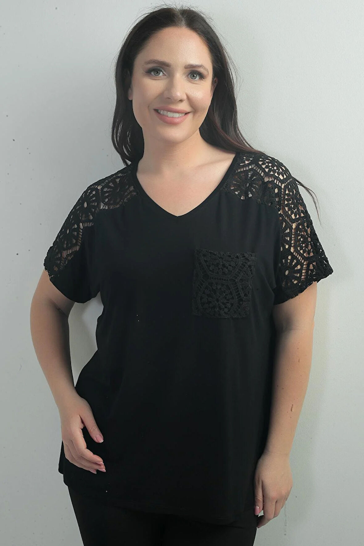 Kadın  Omuzu Ve Cebi Dantelli Büyük Beden Bluz