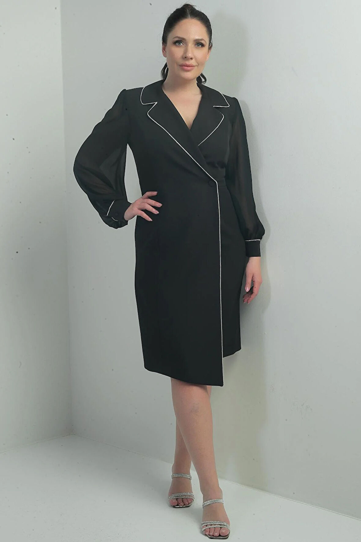 Kadın Kruvaze Yaka Kolları Şifon Tek Düğmeli Büyük Beden Kısa Elbise