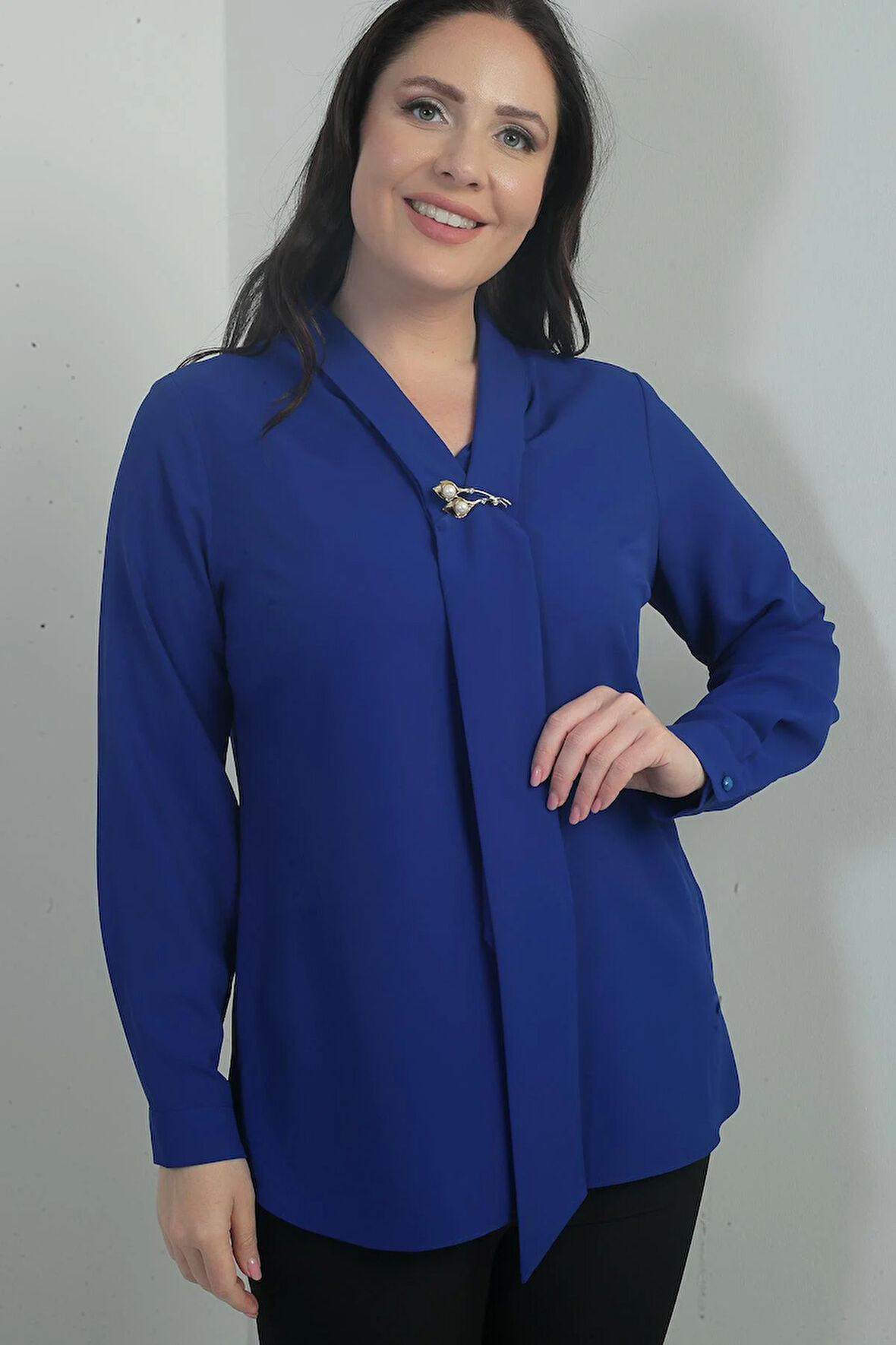 Kadın V Yaka Fularlı Krep Saten Büyük Beden Bluz