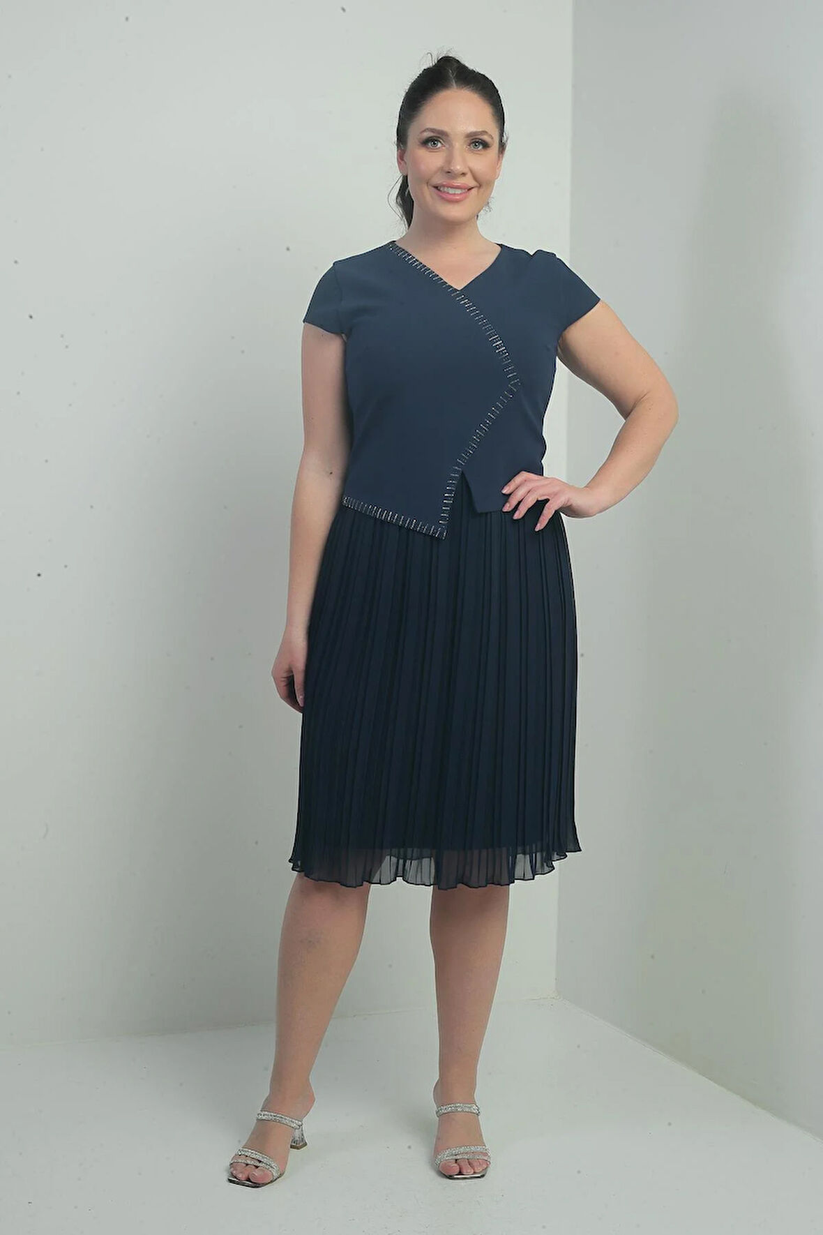 KadınTaş Detaylı Astarlı Telalı Double Eteği Şifon Piliseli Büyük Beden Kısa Elbise