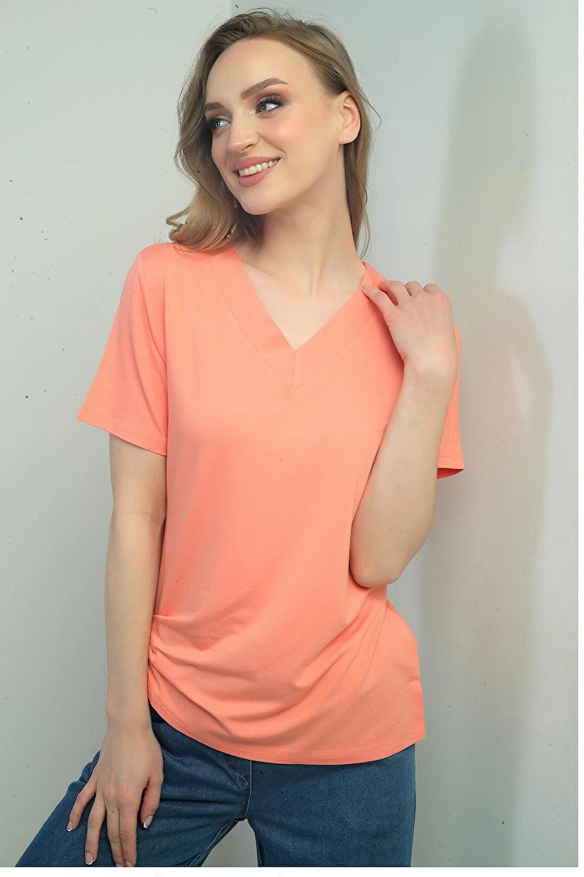 Kadın V Yaka Yırtmaçlı Kısa Kol Bluz