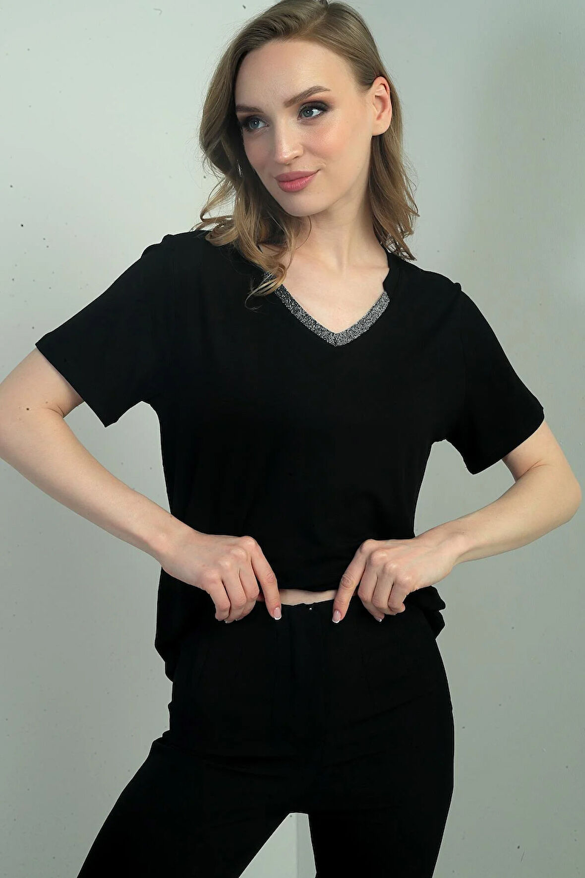 Kadın Yakası Simli V Yaka Kısa Kol Bluz