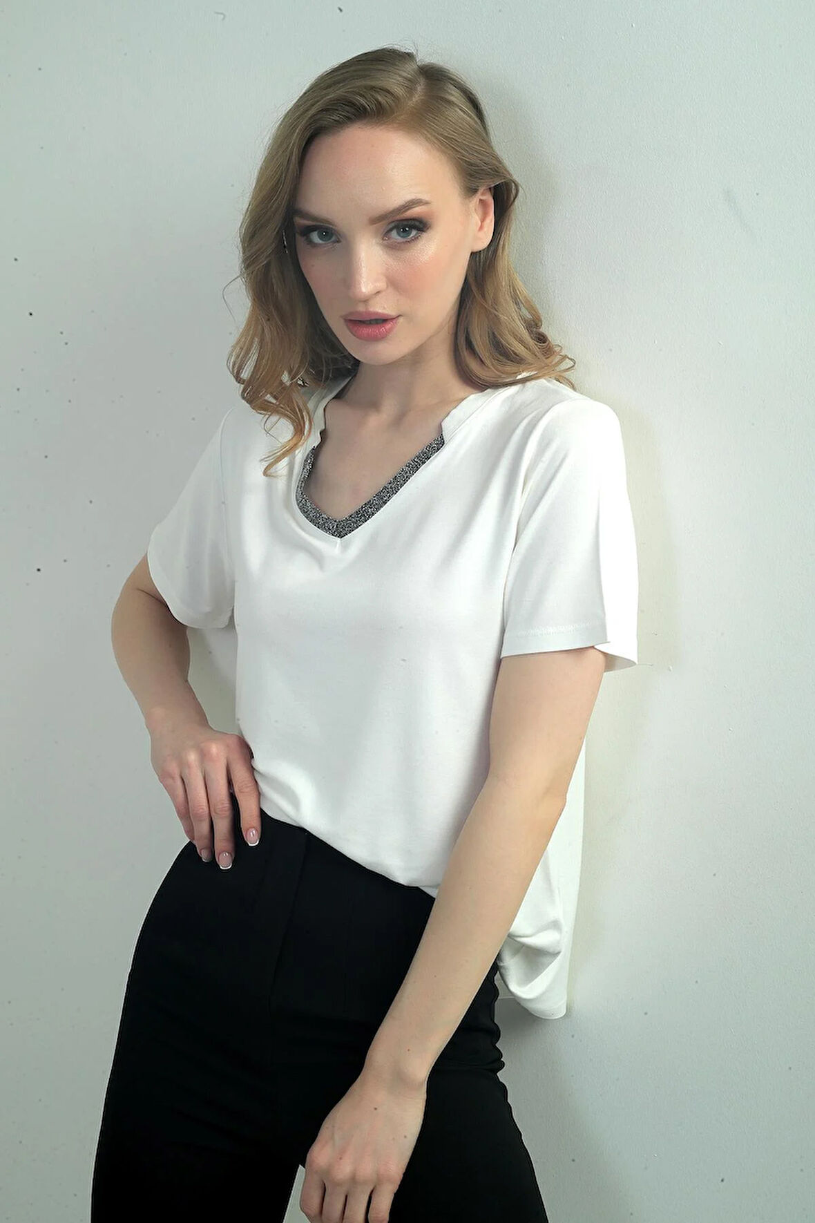 Kadın Yakası Simli V Yaka Kısa Kol Bluz