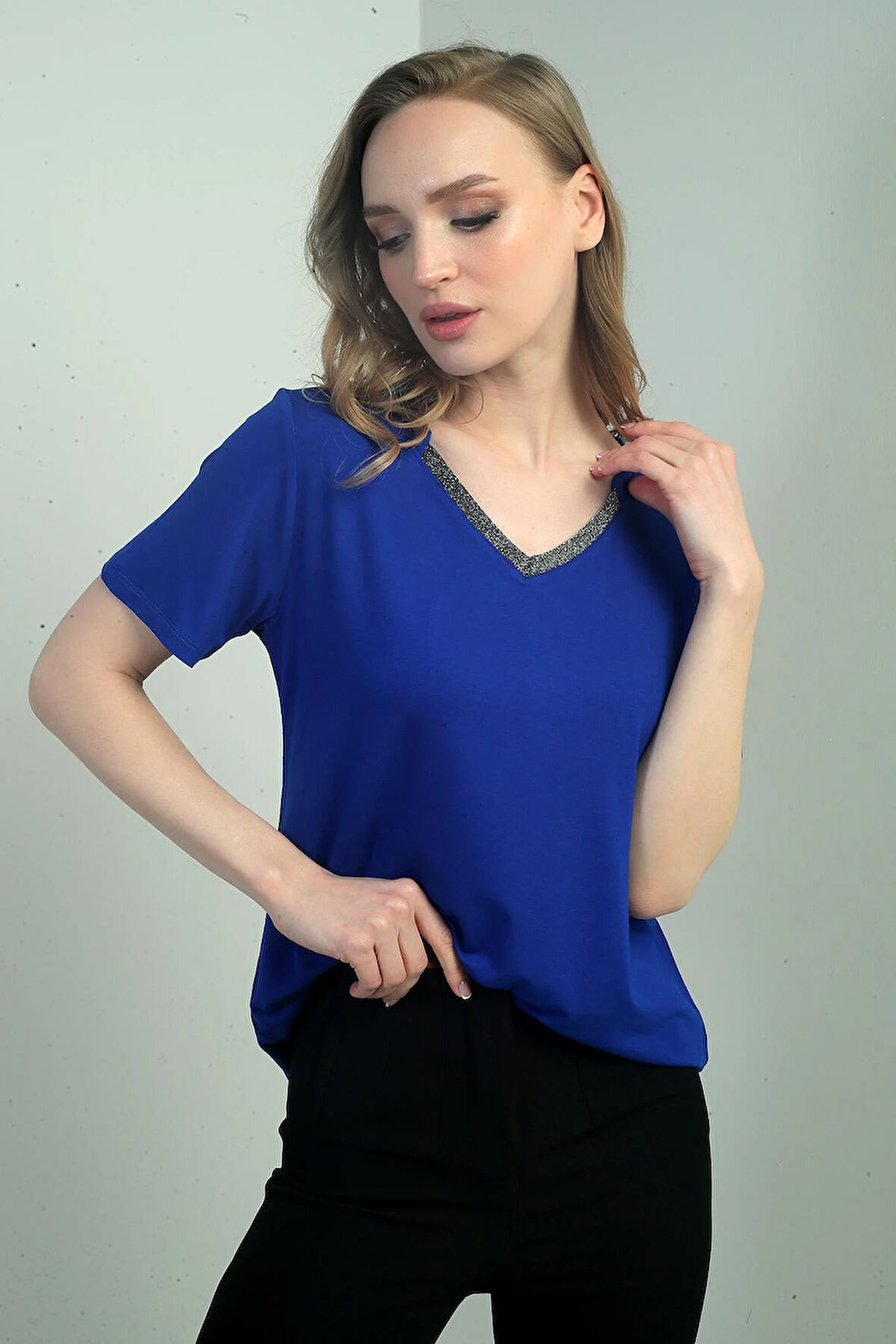 Kadın Yakası Simli V Yaka Kısa Kol Bluz