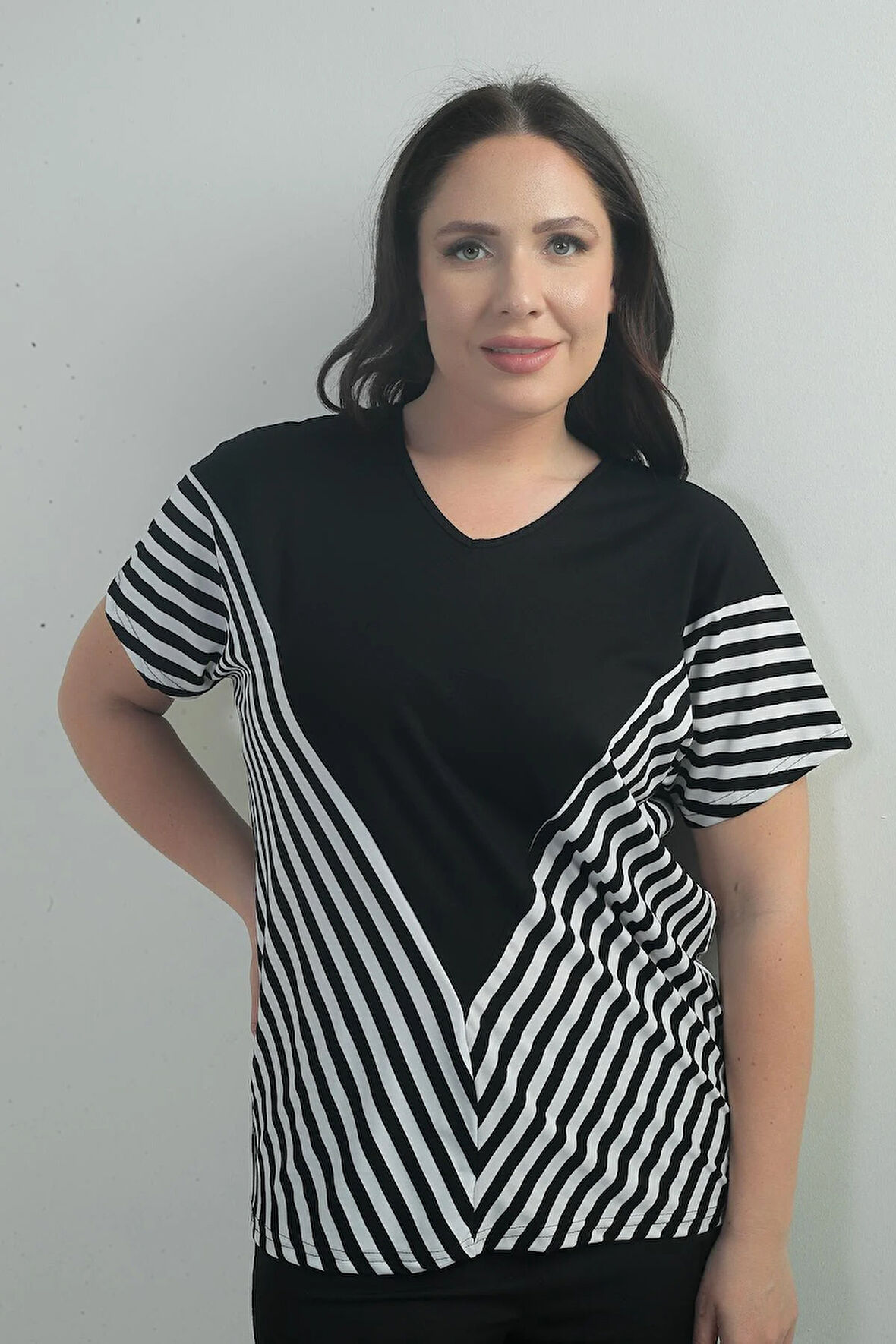 Kadın V Yaka Çizgi Detaylı Yarasa Kol B.B. Bluz