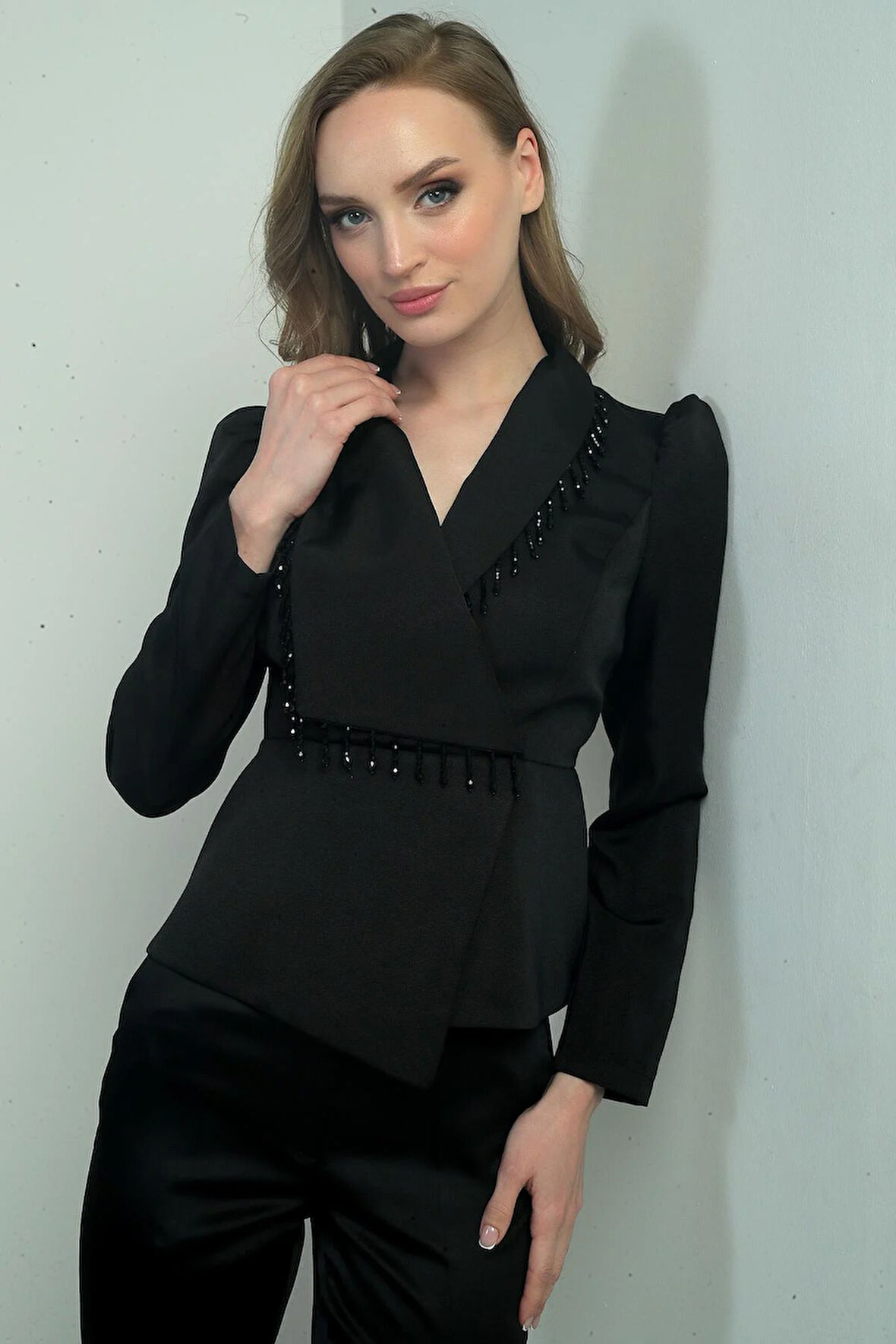 Kadın Yaka Boncuk İşlemeli Şal Yaka Arka Fermuarlı Omzu Büzgülü Ceket