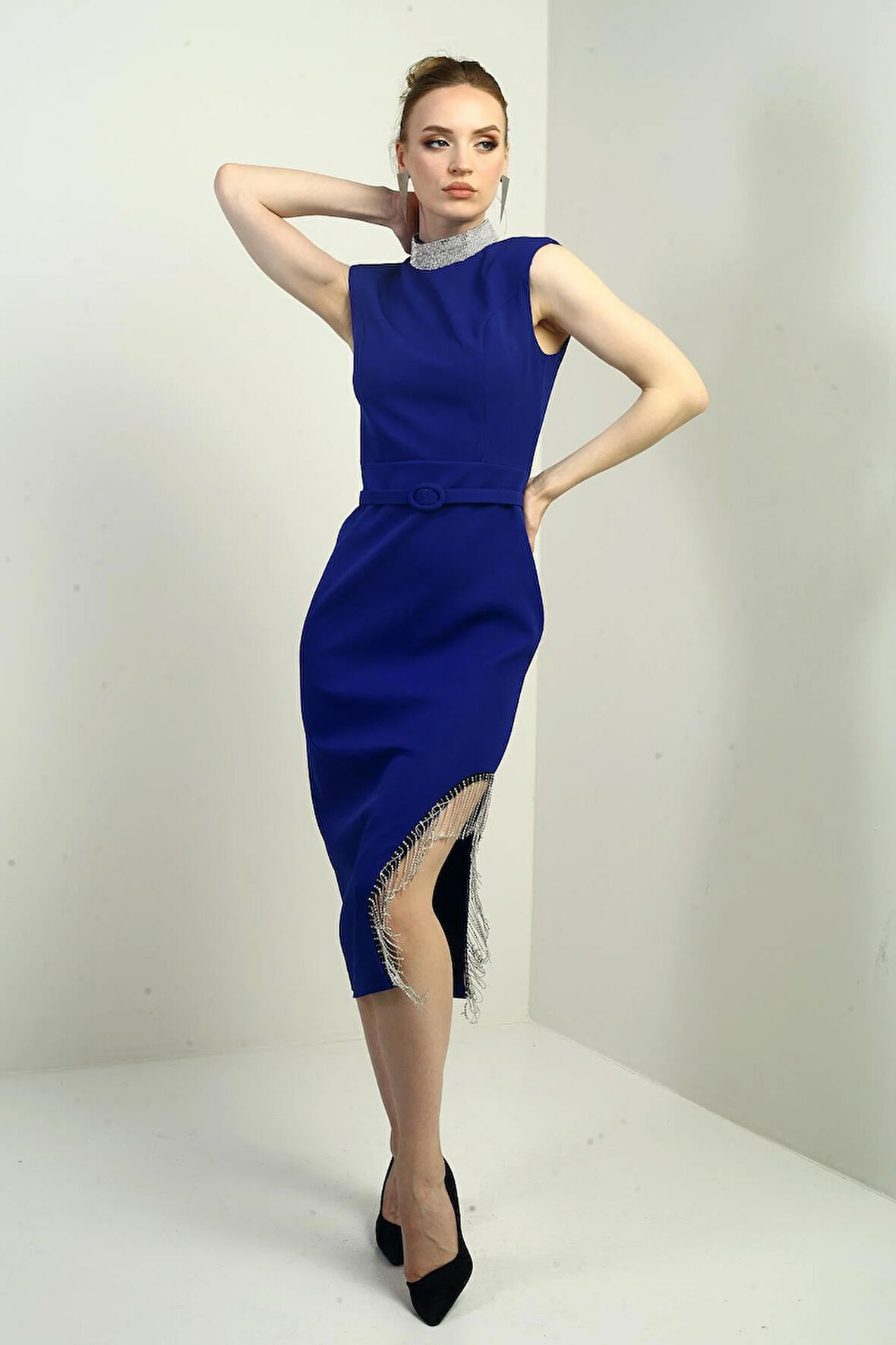 Kadın Taşlı Hakim Yaka Beli Kemerli Yanı Zincir Detaylı Yırtmaçlı Kendinden Telalı Midi Elbise