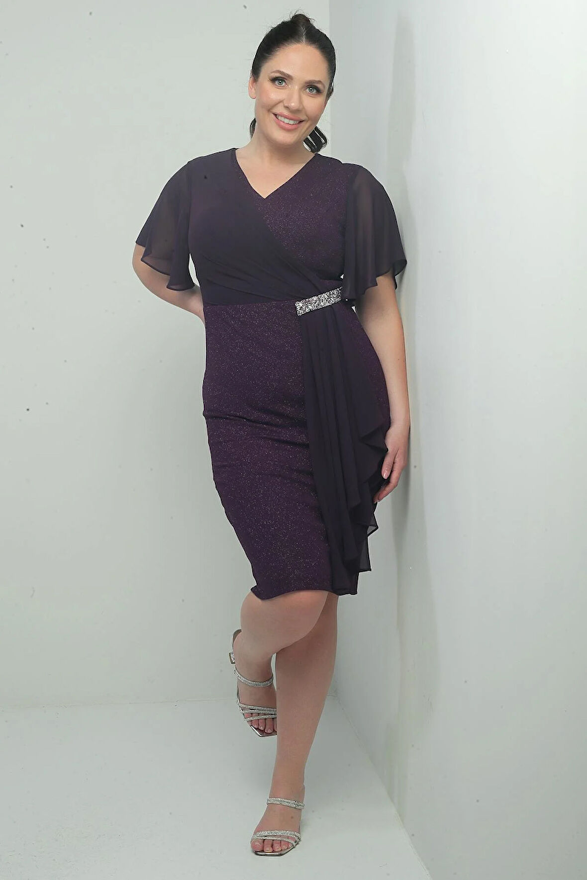 Şifon Kollu Yanı Taşlı Astarlı Büyük Beden Simli Kısa Elbise