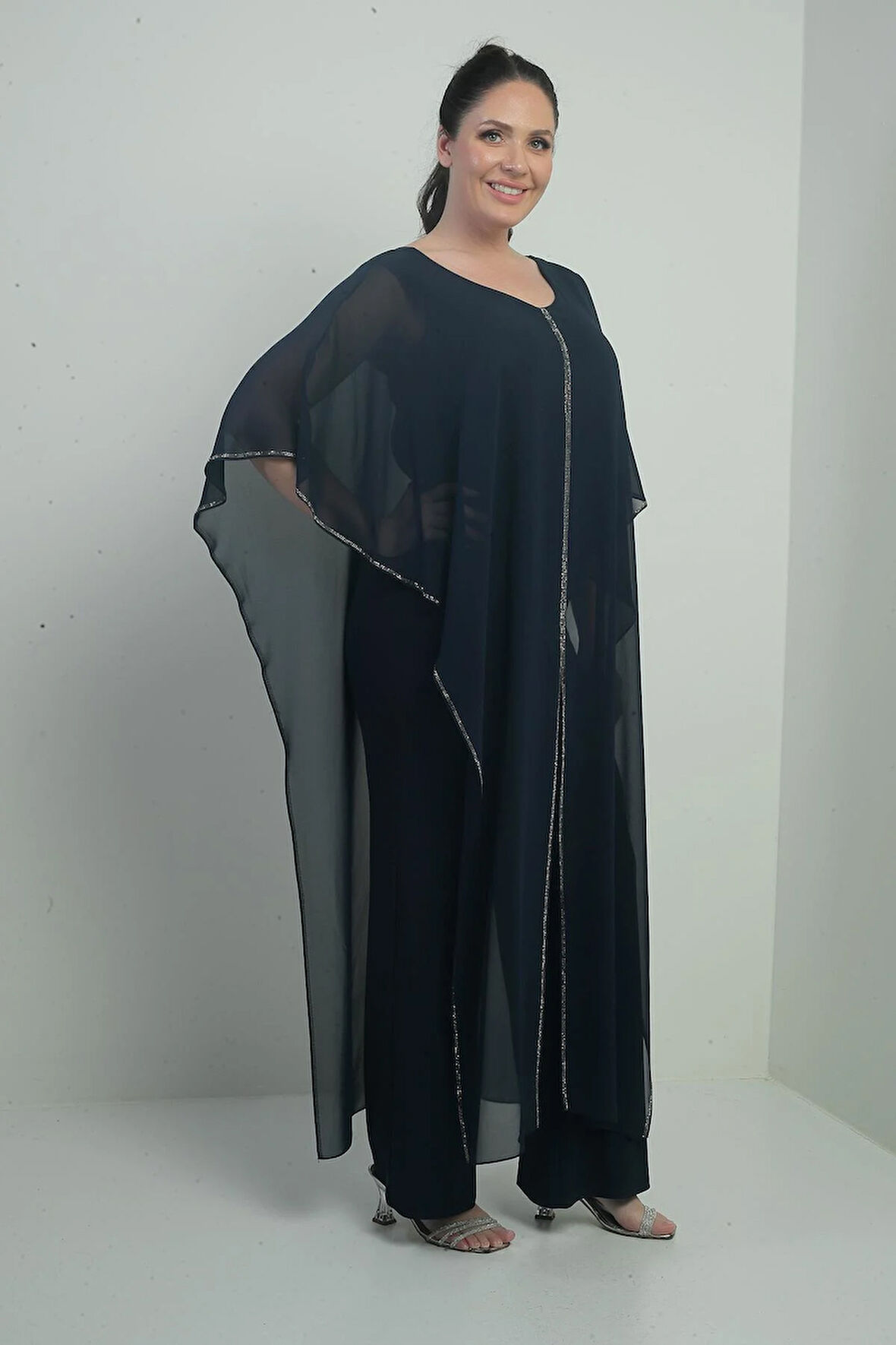 Kadın Üstü Şifon Taş Detay Pelerinli Bol Paça Likralı Büyük Beden Tulum