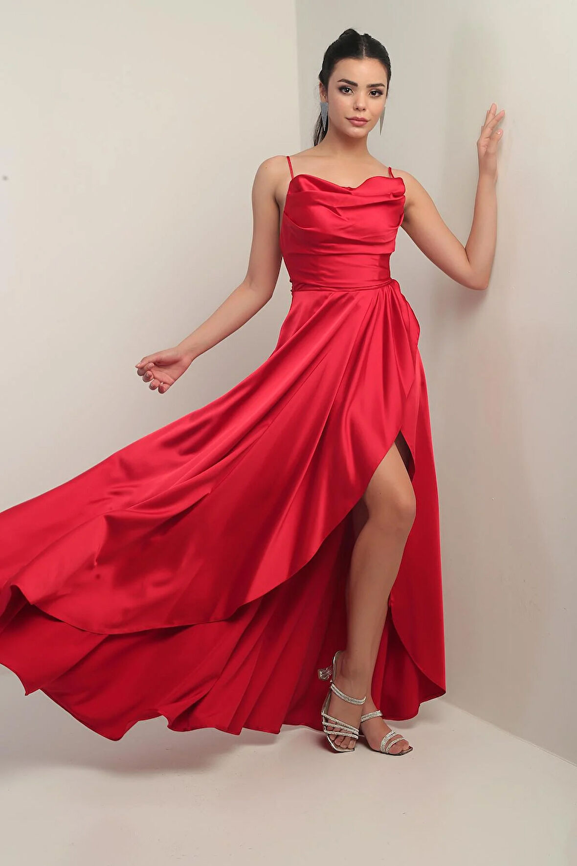 Kadın İp Askılı Arkadan Bağcıklı Astarlı Volanlı Uzun Saten Elbise