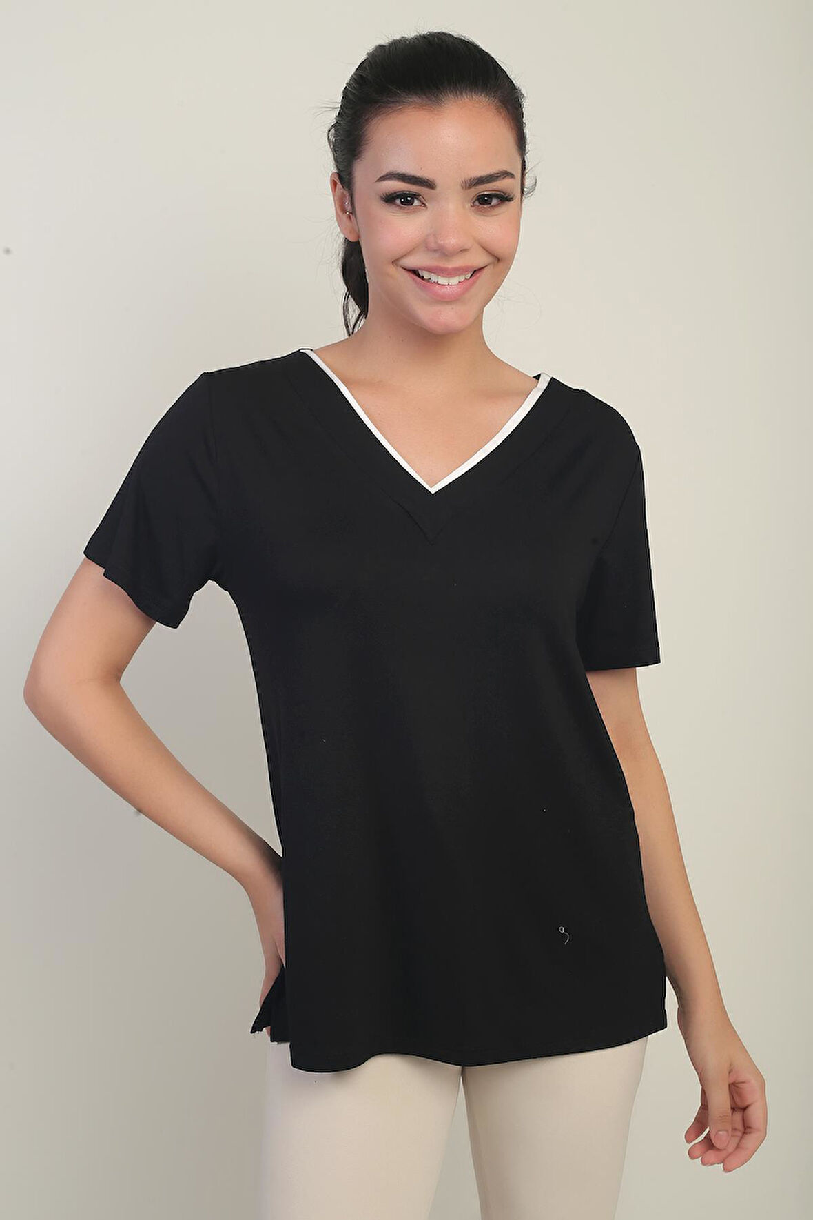 Kadın Beyaz Biyeli V Yaka Likralı Bluz