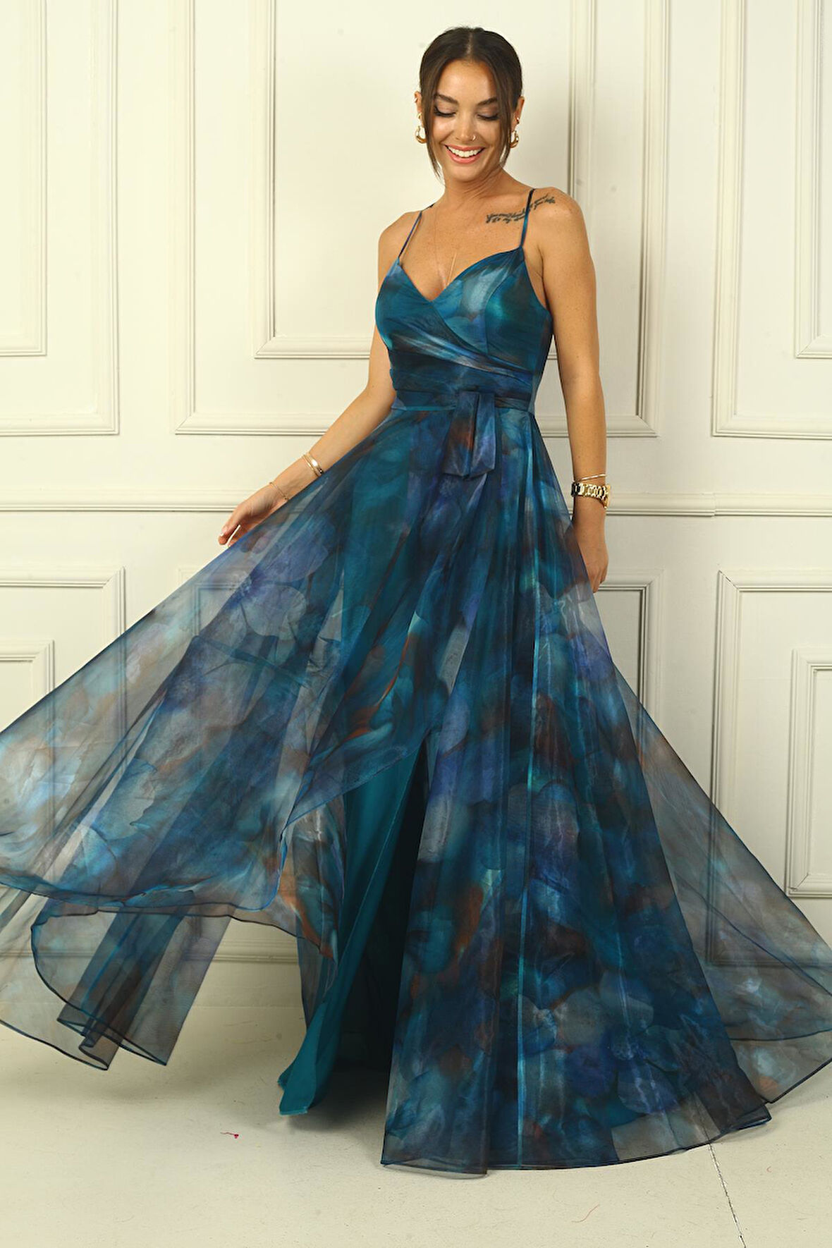 Kadın İp Askılı Arkası Bağcıklı Önü Drapeli Çiçekli Organze Uzun Elbise