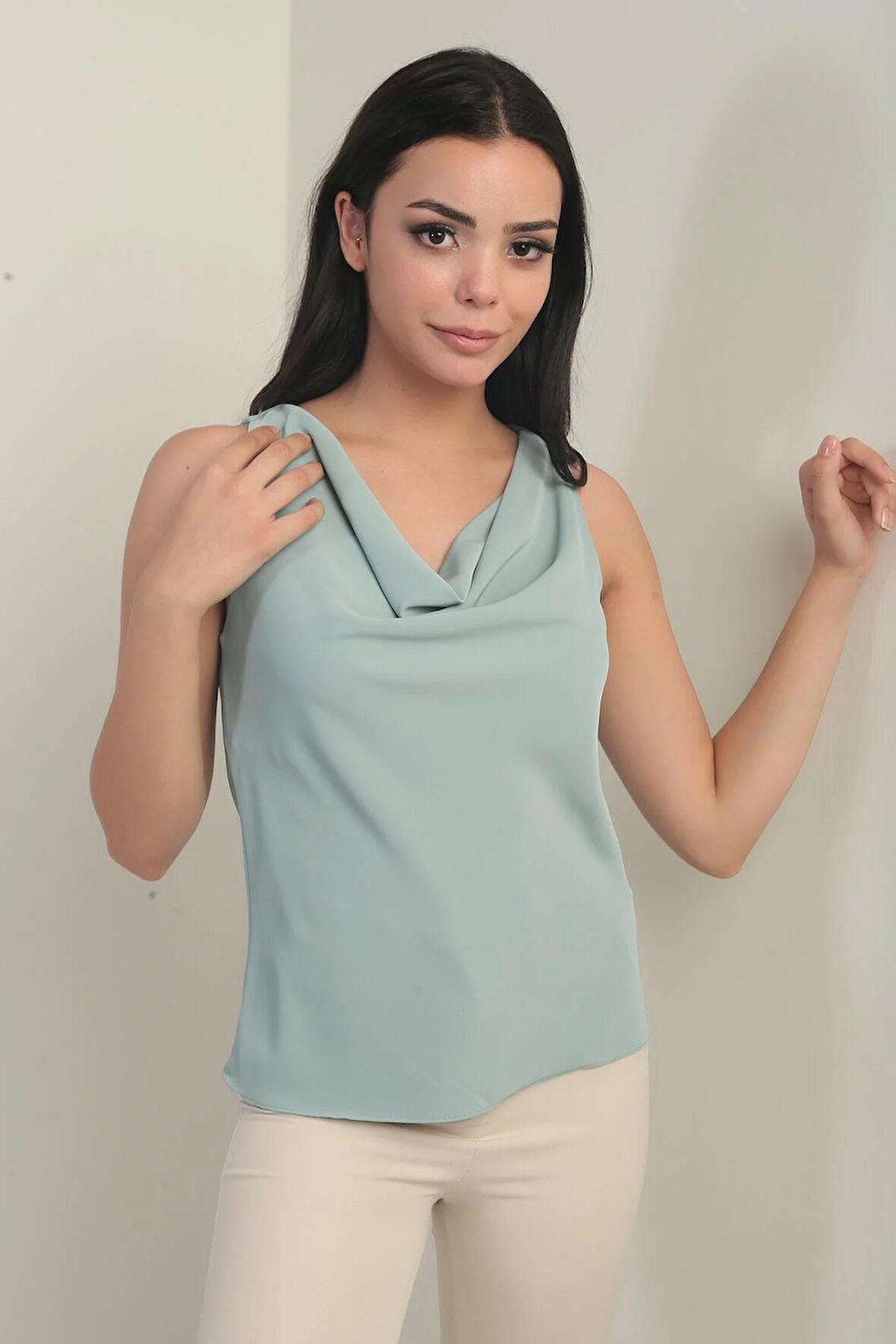 Kadın Degaje Yaka Kolsuz Krep Saten Bluz