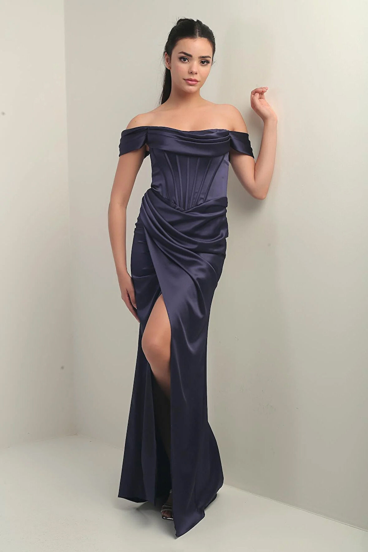 Kadın Straplez Düşük Kollu Astarlı Balenli Saten Uzun Elbise