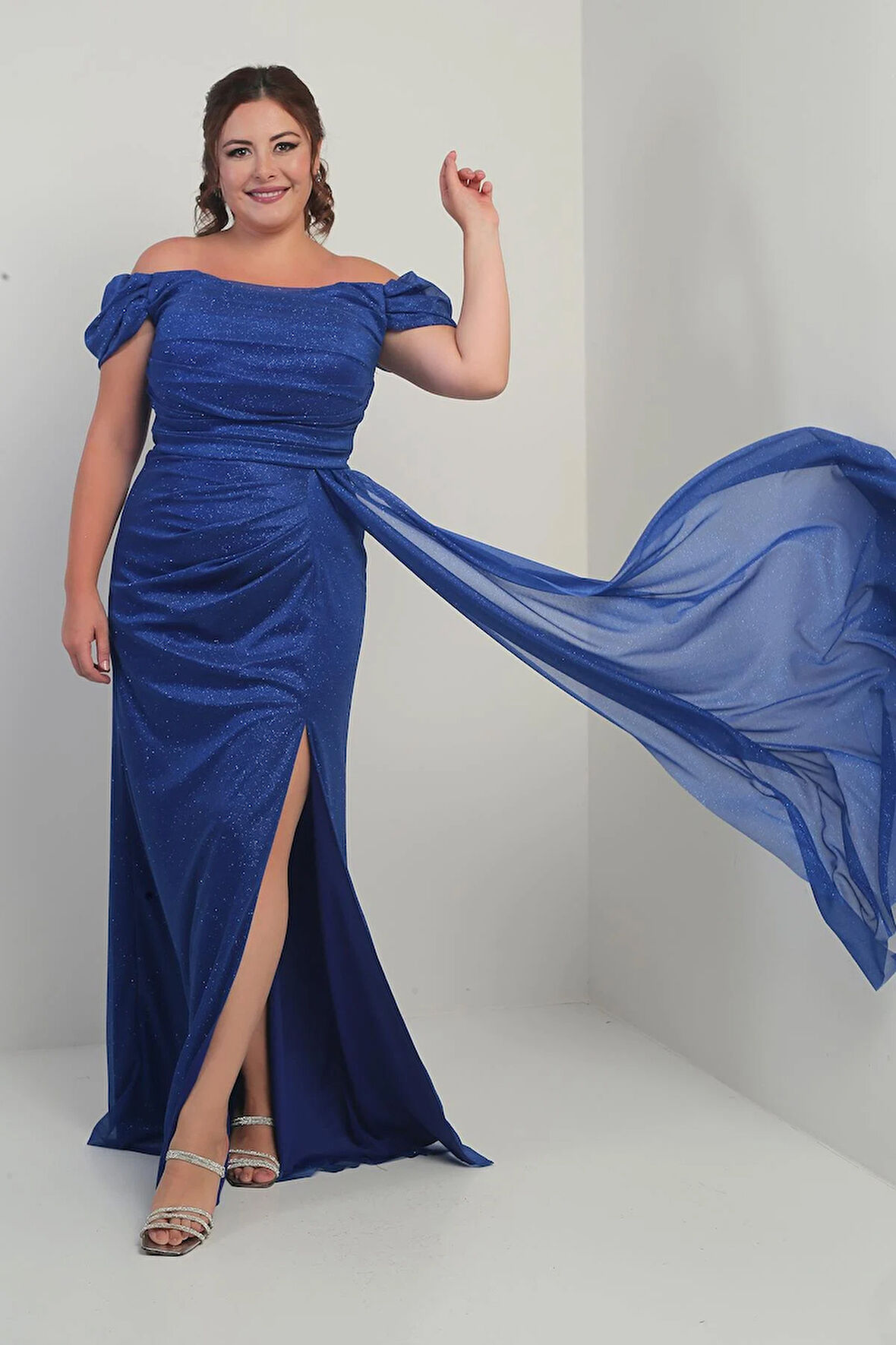 Düşük Kollu Astarlı Önü Drapeli Yırtmaçlı Büyük Beden Simli Uzun Elbise