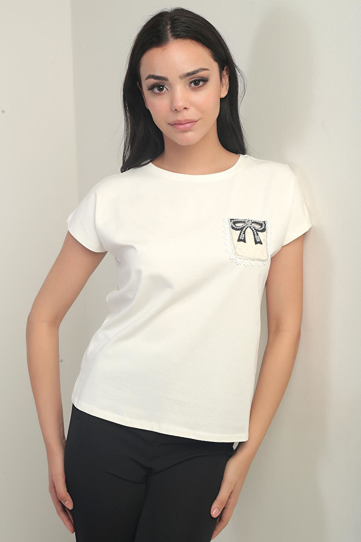 Kadın Yuvarlak Yaka Kısa Kollu Cep Detaylı Likralı Bluz