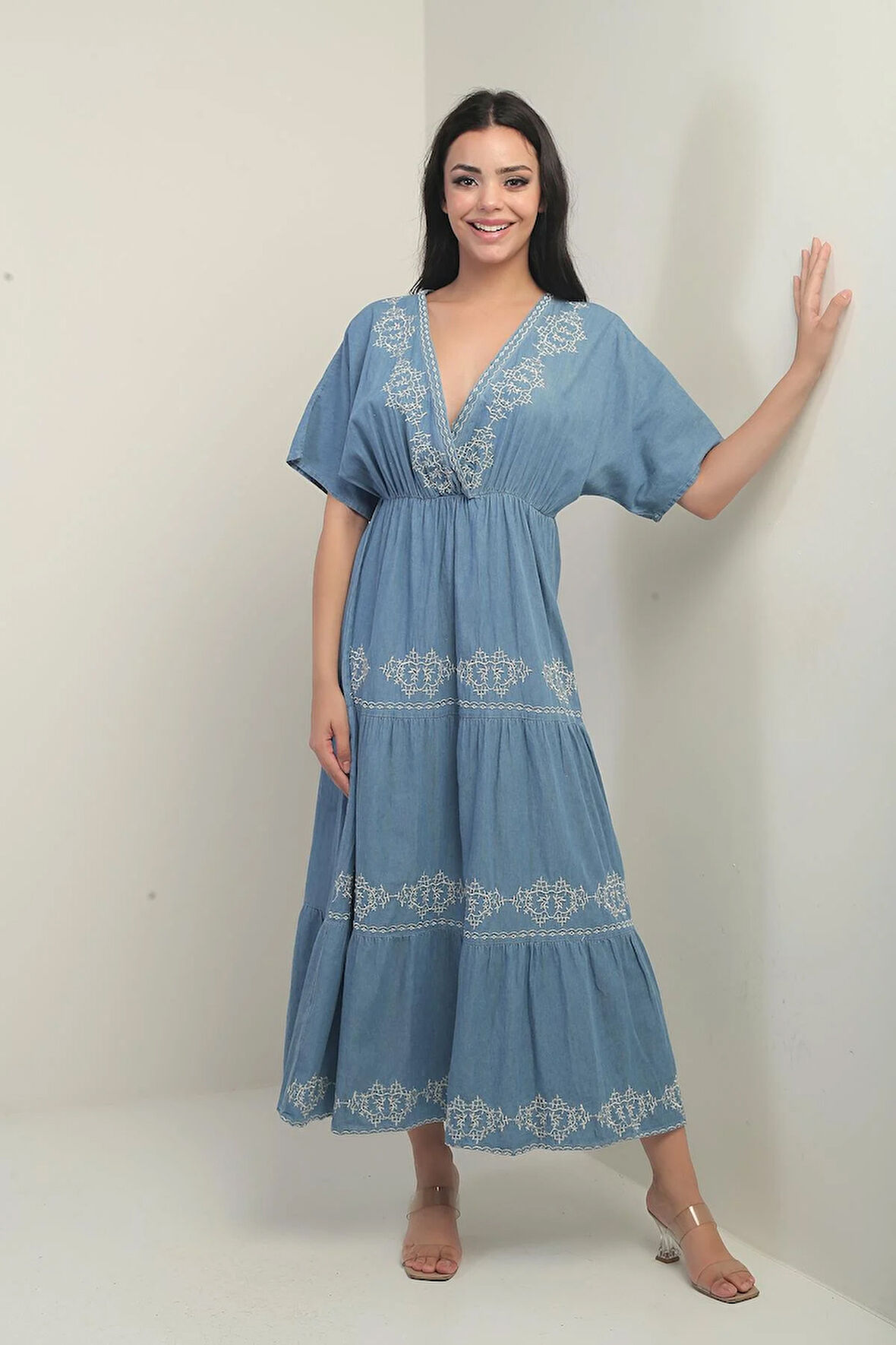 Kadın Kruvaze Yaka Arkası Bağcıklı Beli Lastikli Yarasa Kol Nakışlı Uzun Elbise