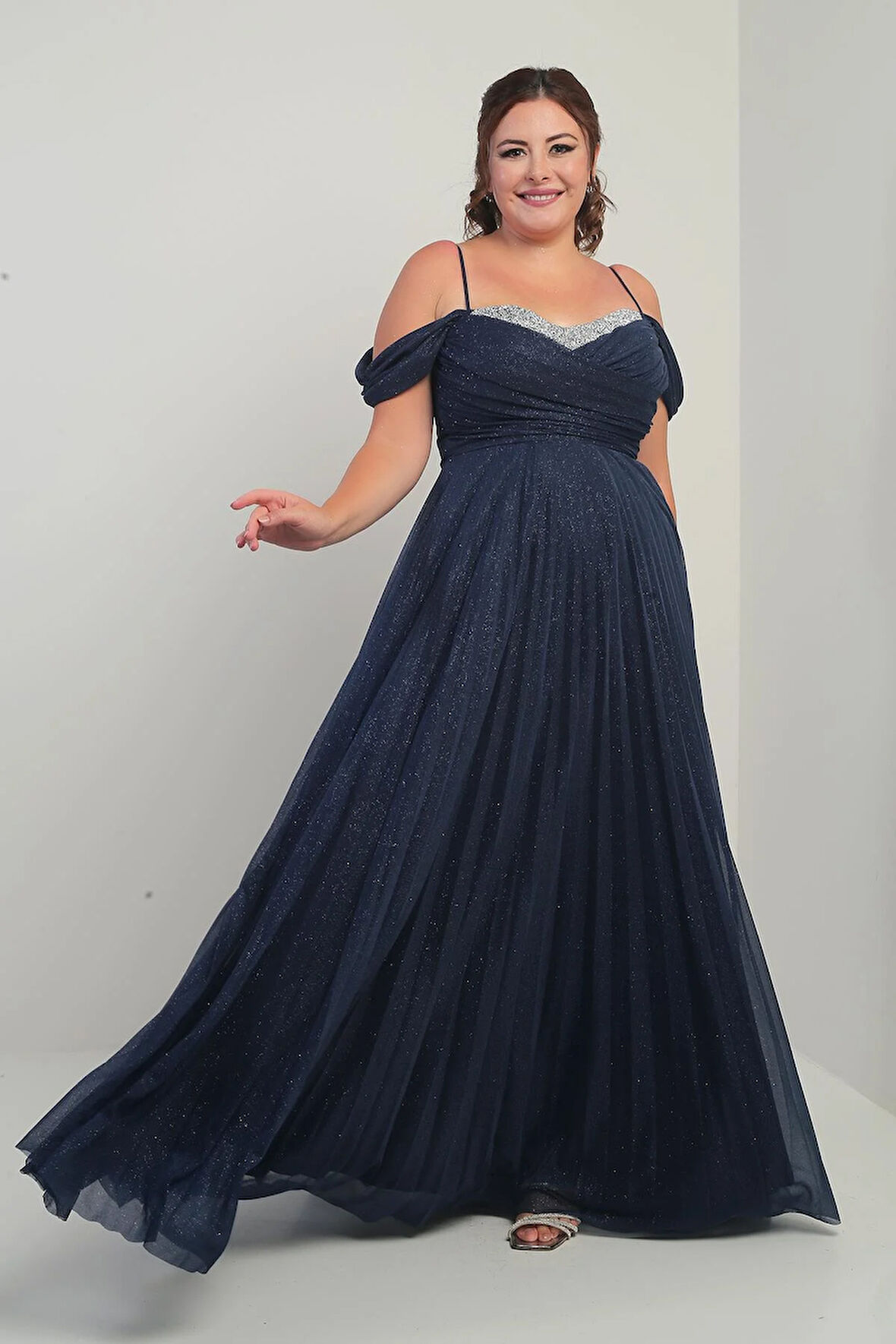 Kadın Sezerler Taş İşlemeli Straplez Yaka İp Askılı Düşük Omuz Simli Uzun B.B. Elbise