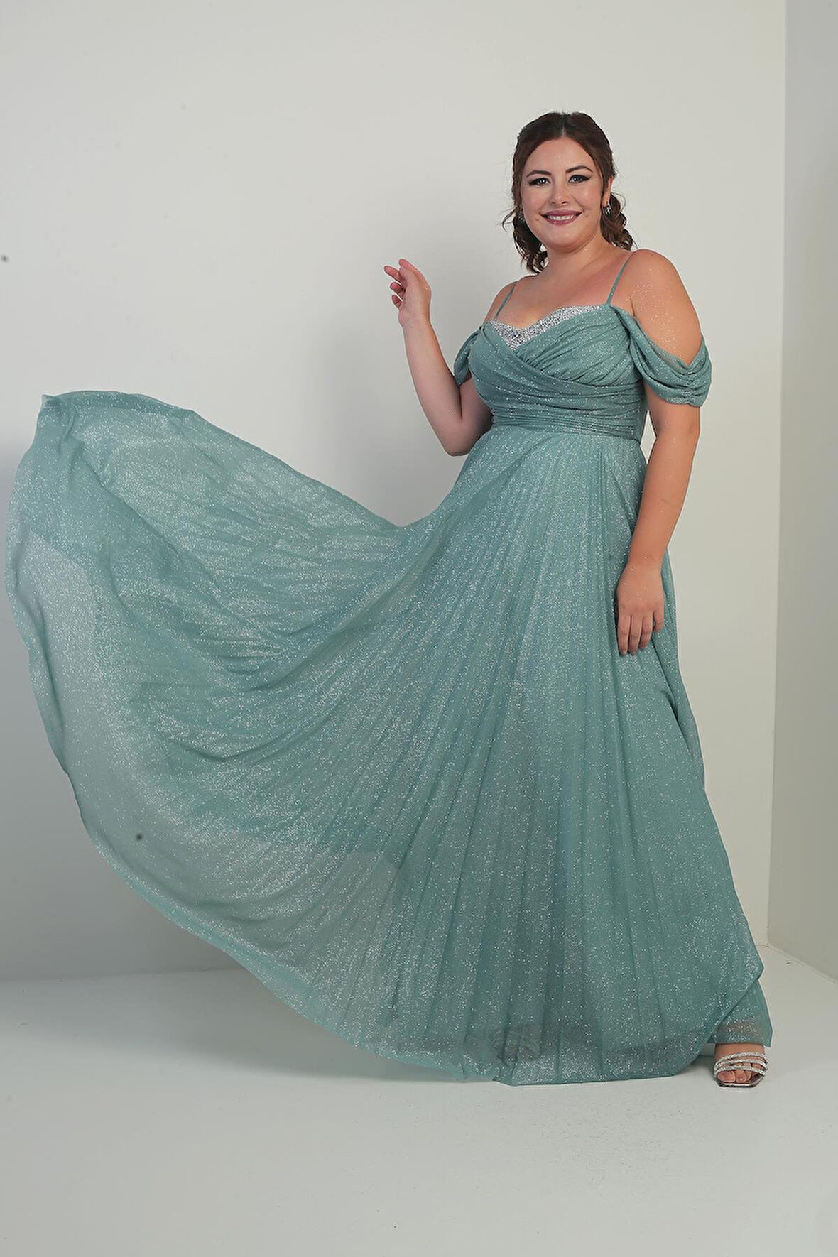 Kadın Sezerler Taş İşlemeli Straplez Yaka İp Askılı Düşük Omuz Simli Uzun B.B. Elbise