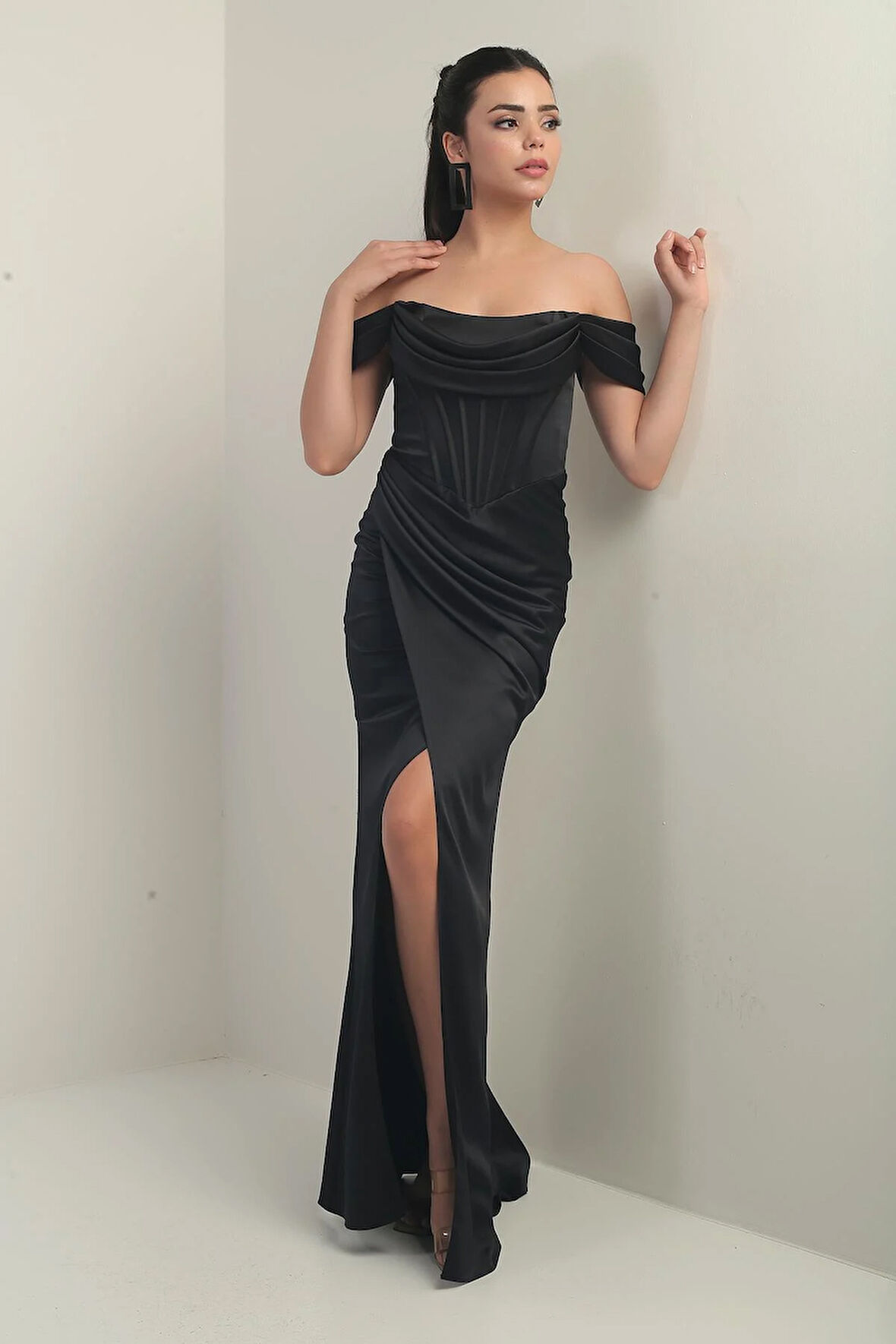 Kadın Straplez Düşük Kollu Astarlı Balenli Saten Uzun Elbise