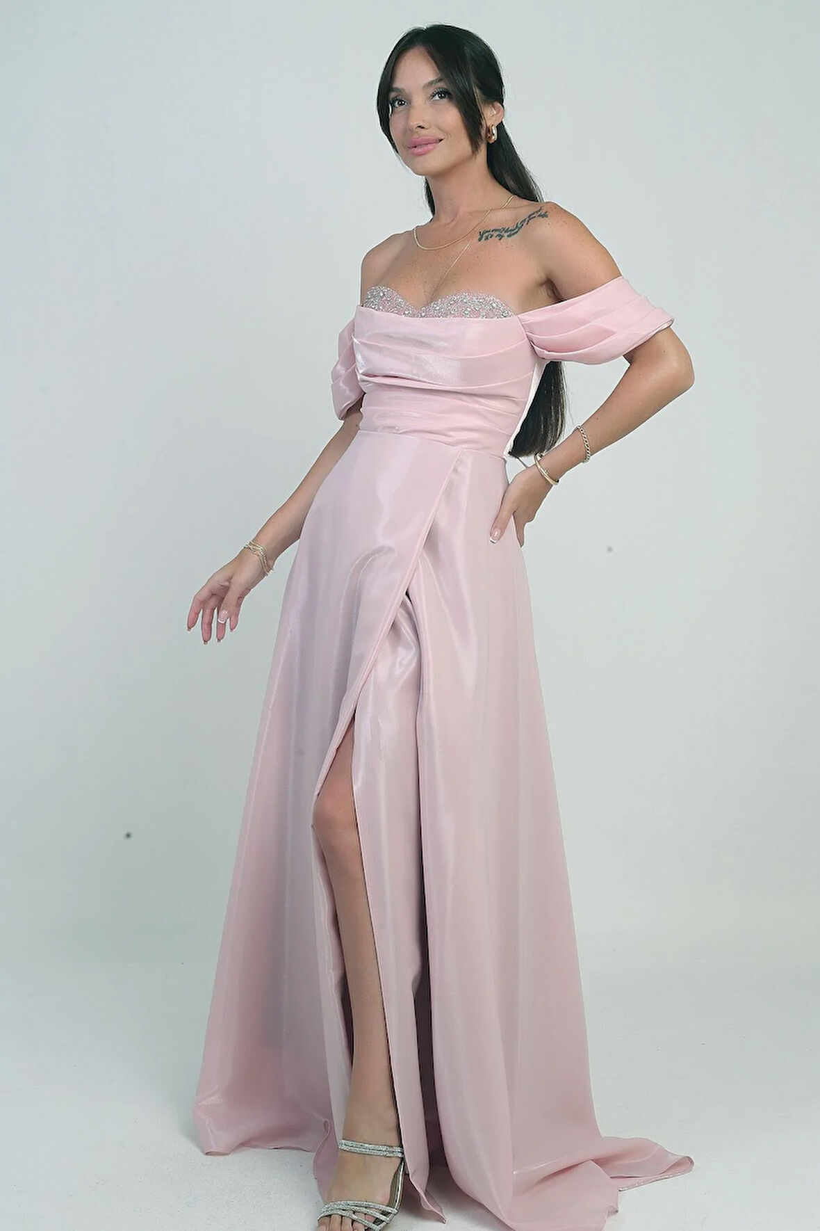 Kadın Parlak Taş Detaylı Straplez Düşük Kollu Organze Uzun Elbise