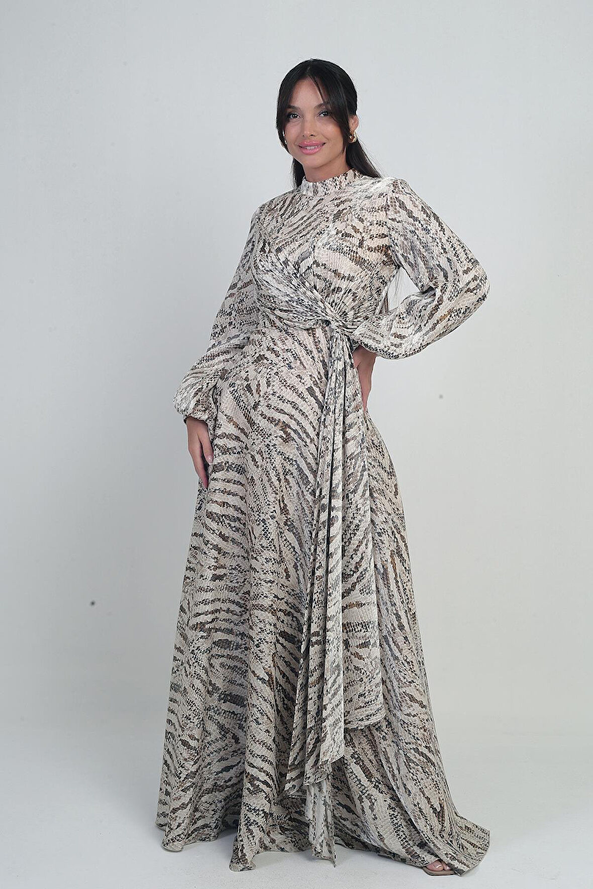 Kadın Önü Büzgülü Mendil Detaylı Yılan Desenli Krep Saten Uzun Elbise