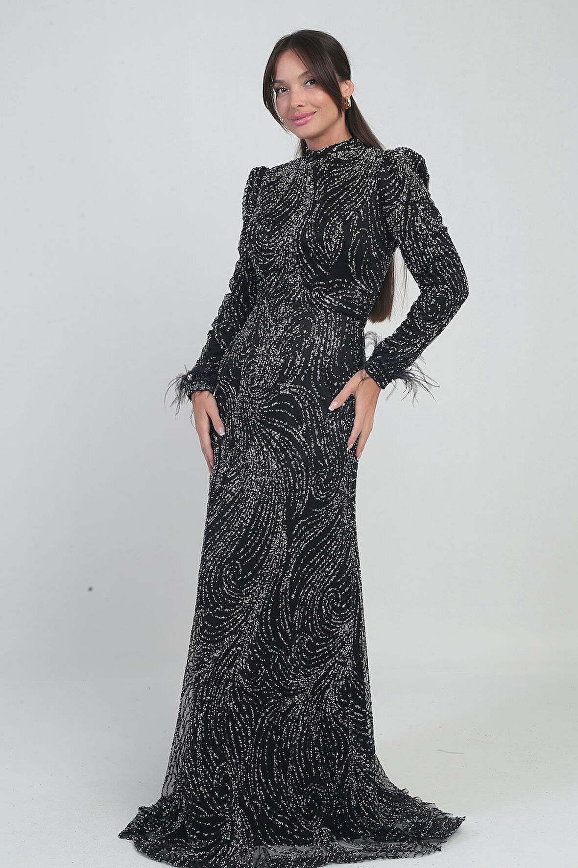 Kadın Kolu Tüylü Boncuk Ve Pullu Astarlı Tül Uzun Elbise