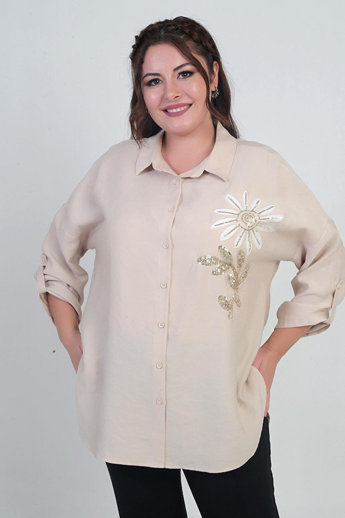 Kadın Kol Katlamalı Çiçek Aplikeli Yanları Yırtmaçlı Büyük Beden Gömlek