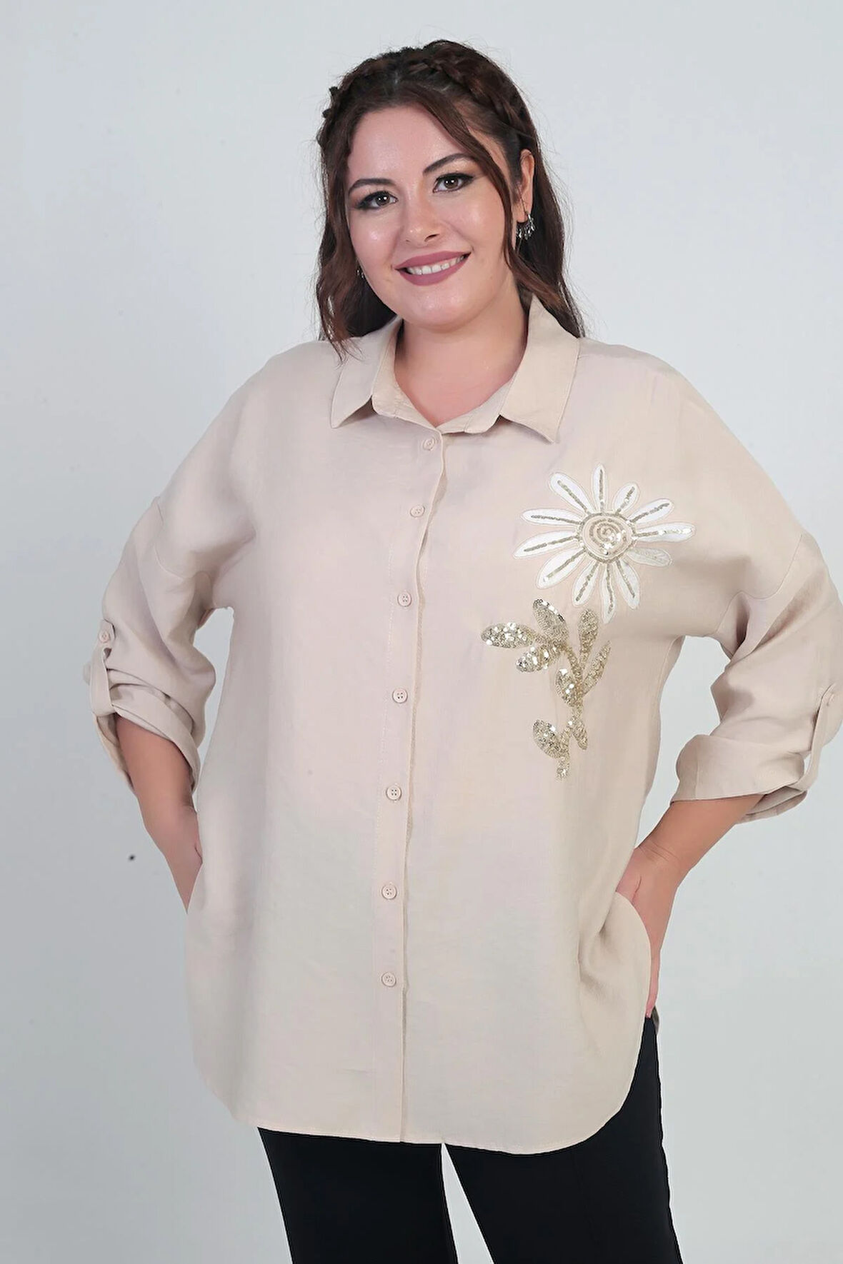 Kadın Kol Katlamalı Çiçek Aplikeli Yanları Yırtmaçlı Büyük Beden Gömlek