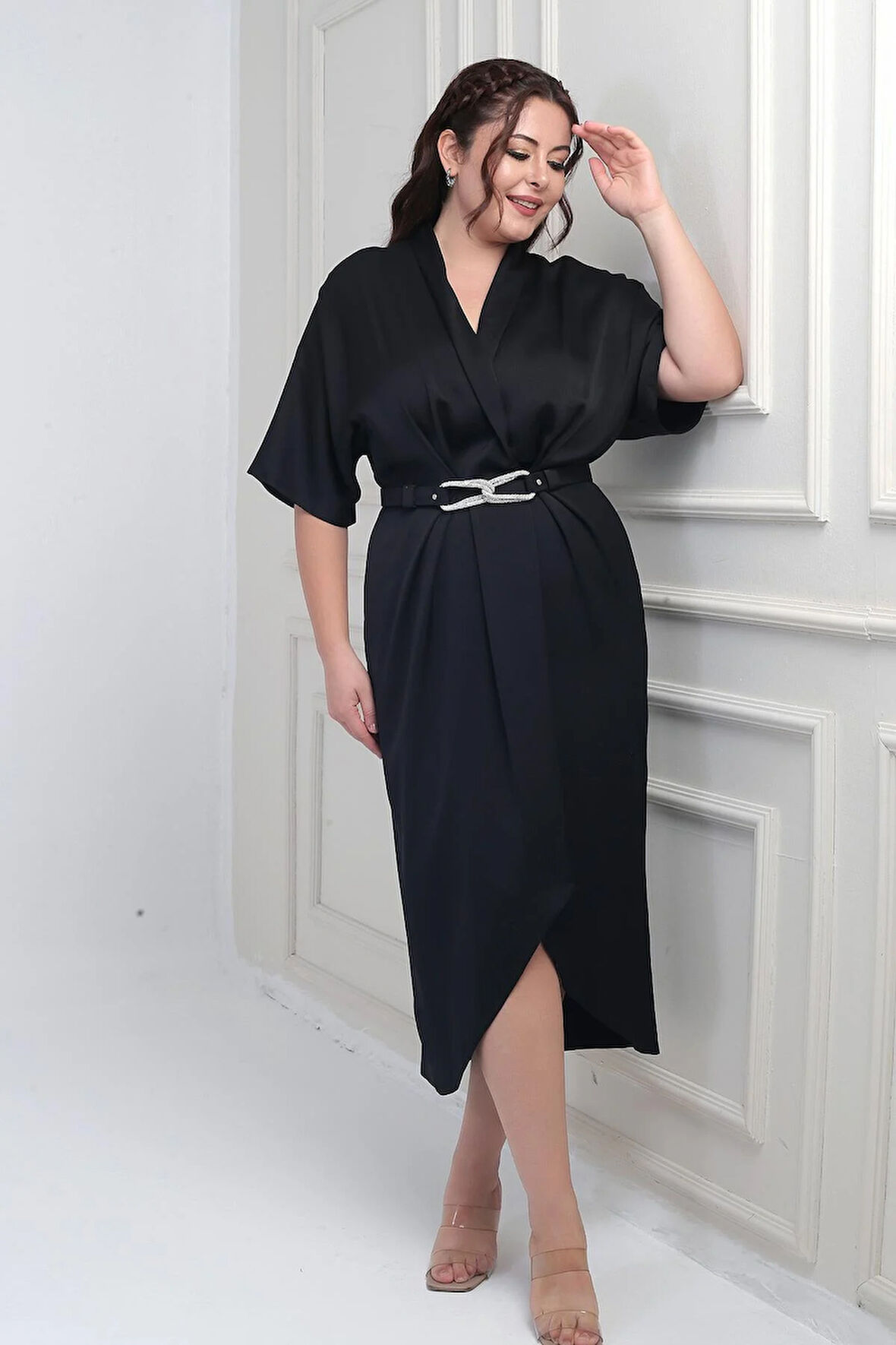 Kadın Kruvaze Yaka Kısa Yarasa Kollu Çift Pileli Krep Saten Büyük Beden Midi Tasarım Elbise